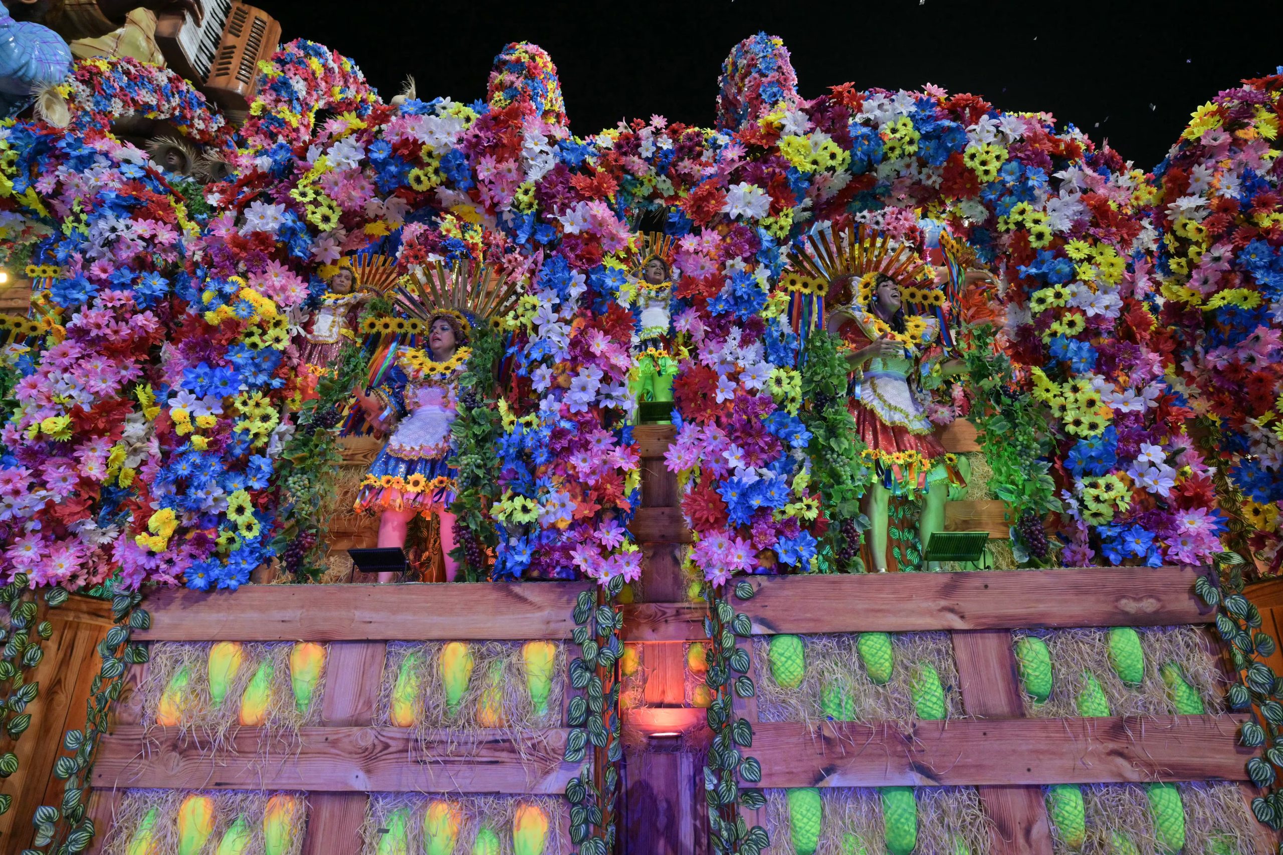 Participantes de la escuela de samba Académicos do Tatuapé se presentan durante el desfile de carnaval en el Sambódromo de Anhembi en San Paulo (NELSON ALMEIDA / AFP)