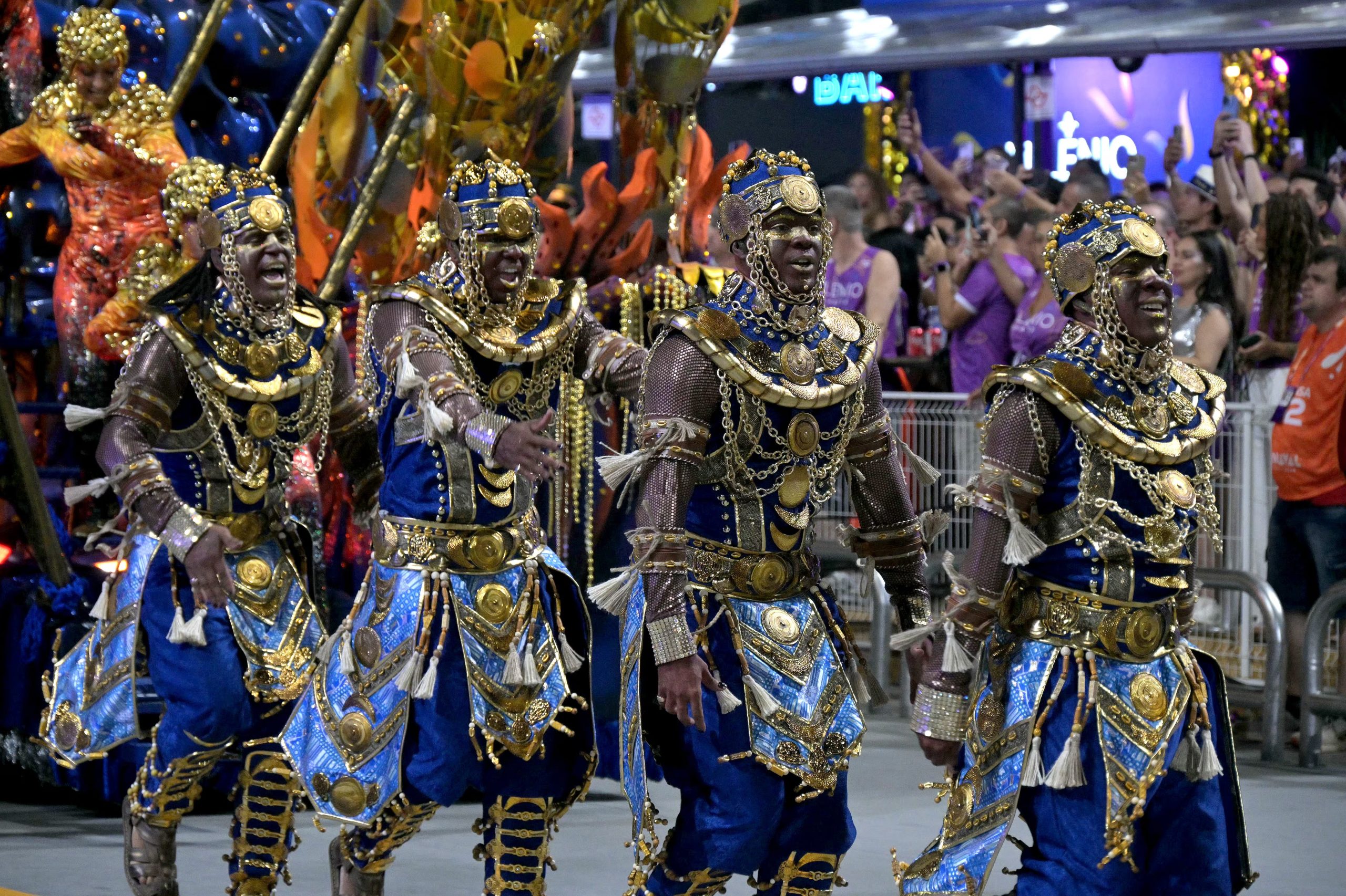 Juerguistas de la escuela de samba Imperio de Casa Verde actúan durante el desfile de carnaval en el Sambódromo de Anhembi en San Paulo (Photo by Nelson ALMEIDA / AFP)