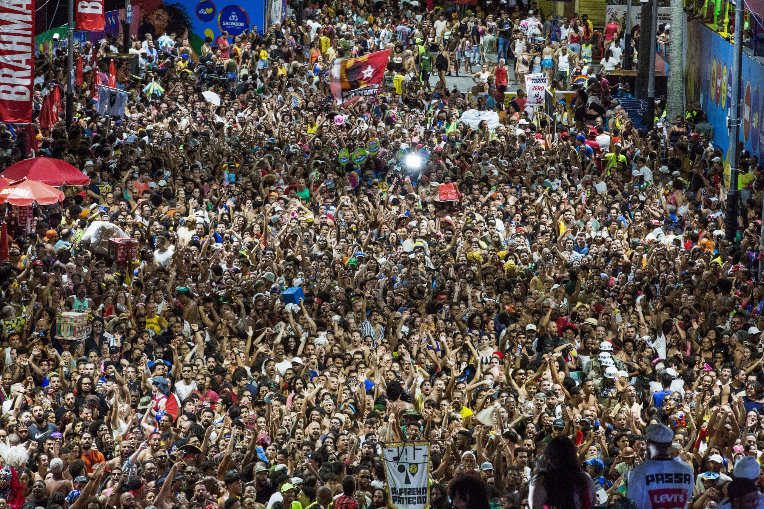 Desfile del grupo de carnaval BaianaSystem en Salvador, Bahía, Brasil. BaianaSystem revolucionó la música bahiana al fusionar la guitarra tradicional bahiana con la estética de los sistemas de sonido jamaicanos, ritmos afrobrasileños (Antonello Veneri / AFP)