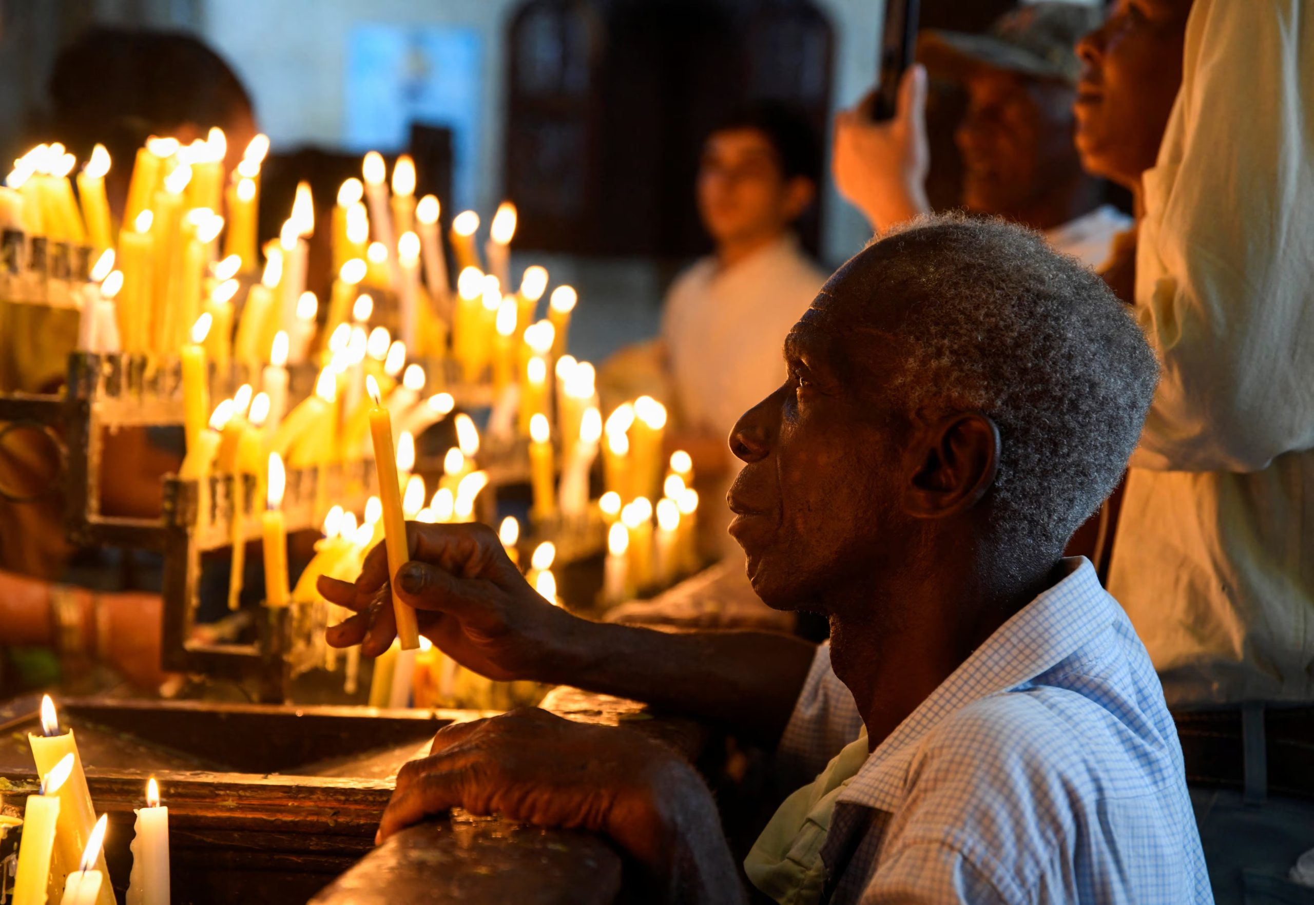 Un hombre reza en una iglesia mientras los fieles celebran al santo patrón de La Habana (REUTERS/Norlys Pérez/Archivo)