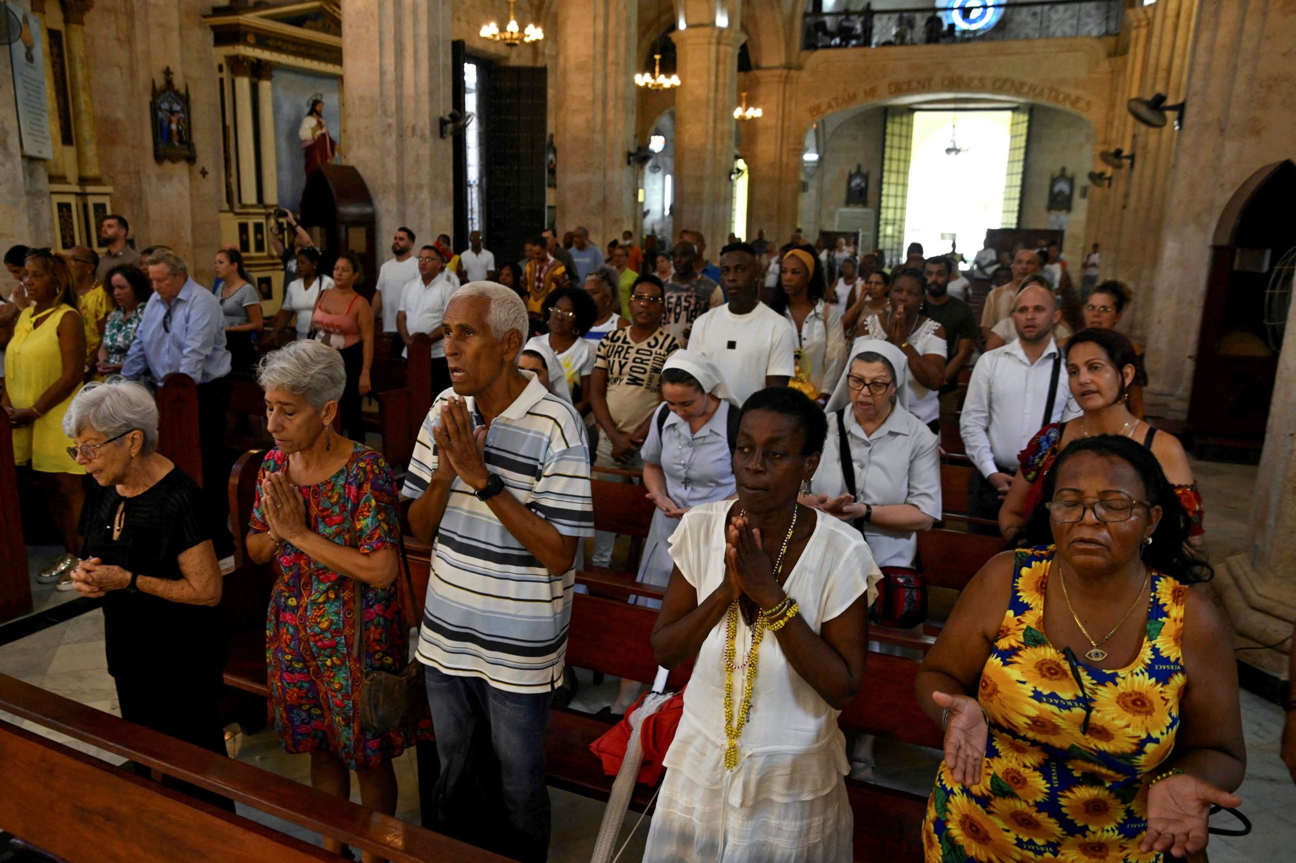 Cubanos asisten a una misa en la Iglesia Nuestra Señora de la Caridad en La Habana, Cuba (REUTERS/Norlys Pérez/Archivo)