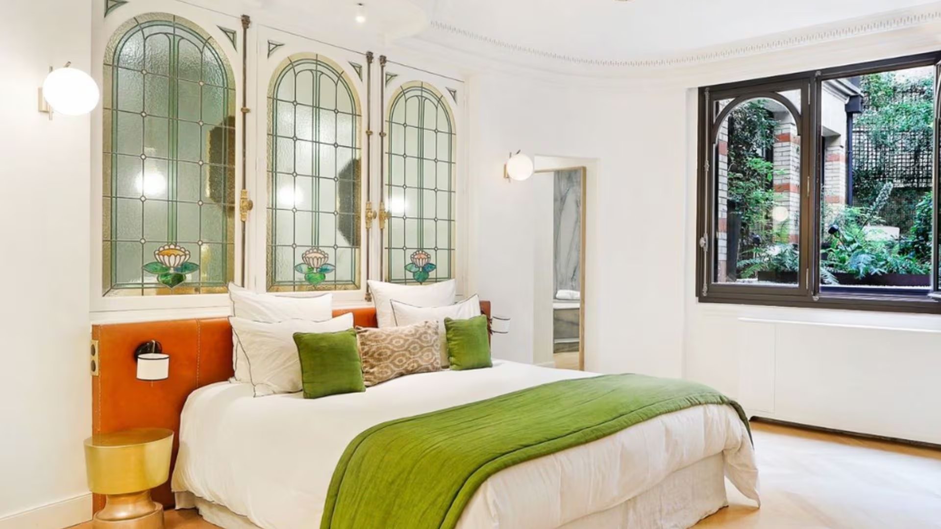 El dormitorio principal de la que fue vivienda de Brigitte Bardot forma parte de la esencia art déco de la vivienda. / Imagen de archivo