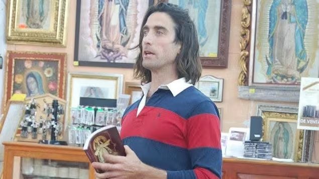 Gustavo Gabriel Rivara es argentino y tiene 52 años 