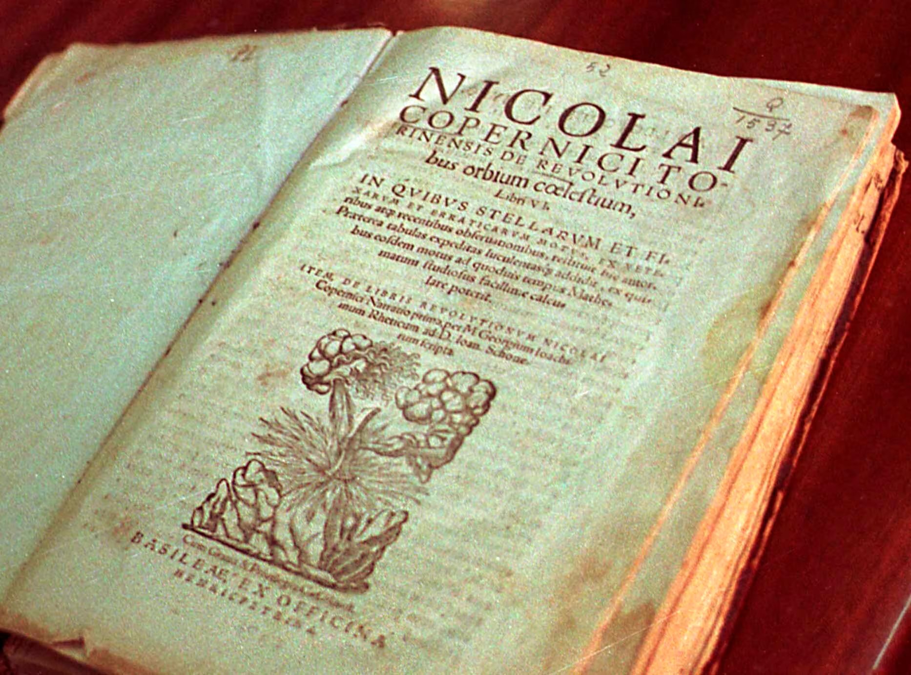 Ejemplar de la obra de Nicolás Copérnico, donde presentó su teoría heliocéntrica, conservado en archivo histórico (EFE/Rosa Veiga/Archivo)

