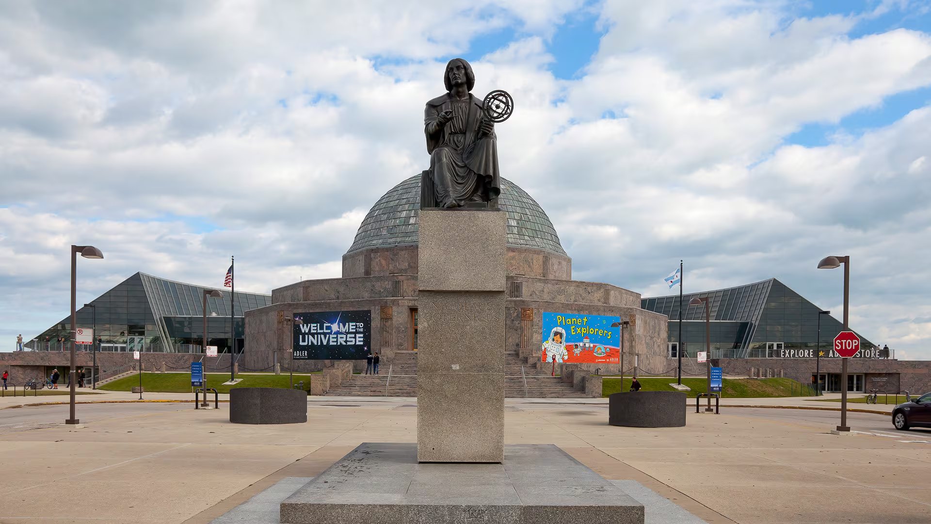Monumento en honor a Copérnico, símbolo de la revolución científica que desplazó a la Tierra del centro del sistema solar