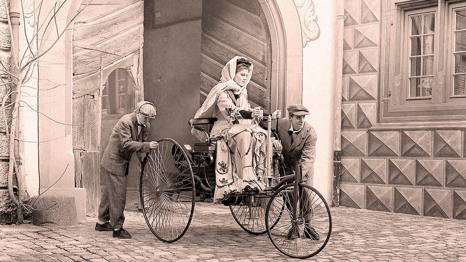 Dos años después de registrar el primer auto por parte de su esposo, Bertha Benz y sus hijos hicieron el primer viaje en auto de más de 100 km