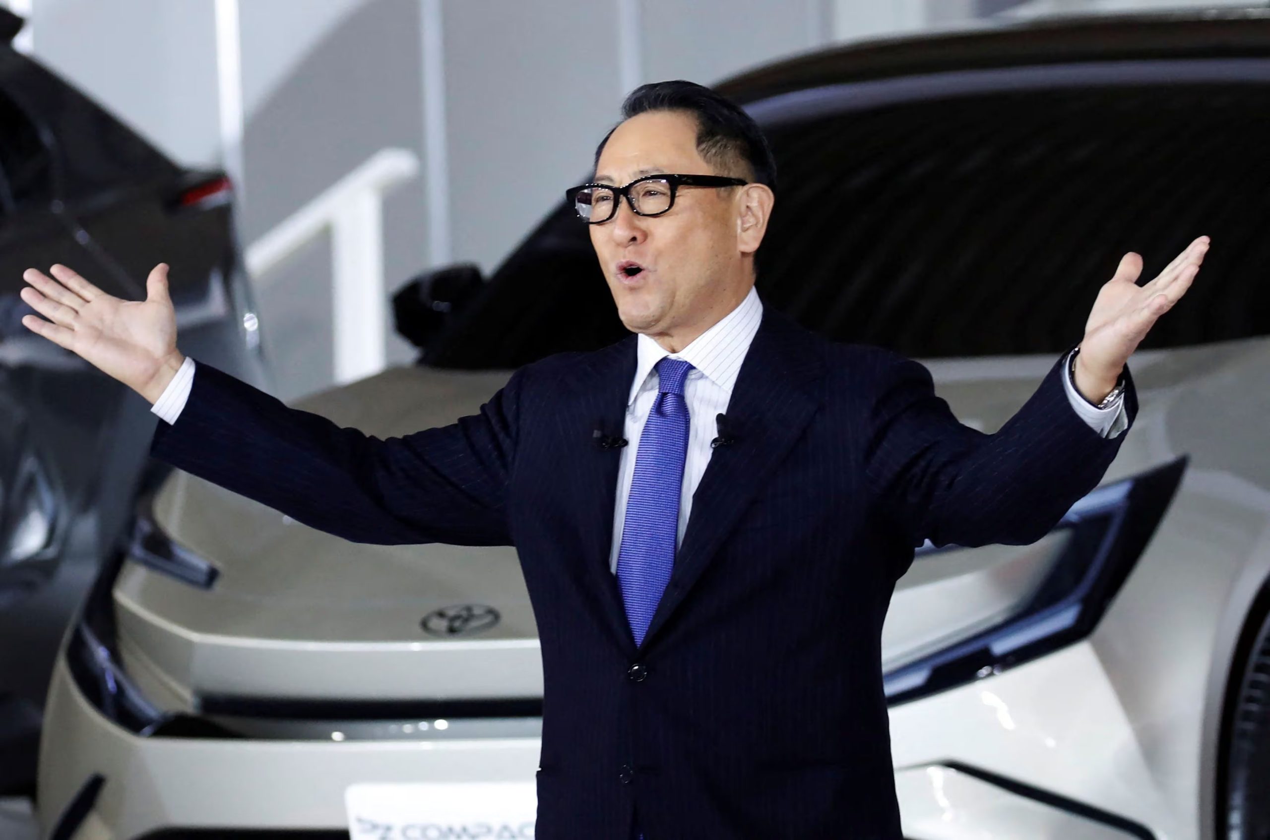 Akio Toyoda, presidente de Toyota Motor Corporation fue el ejecutivo de la industria automotriz mundial que advirtió que la rápida adopción de autos eléctricos generaría un caos social por reducción masiva de empleos. REUTERS/Kim Kyung-Hoon