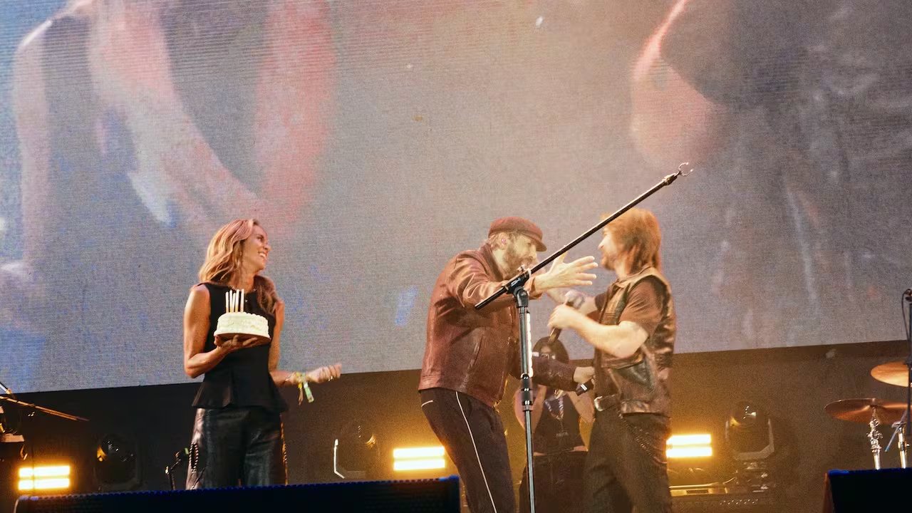 Juan Luis Guerra sorprende a Juanes en su cumpleaños durante el Superconcierto de la Feria de las Flores 2025 - crédito lachechi / Instagram