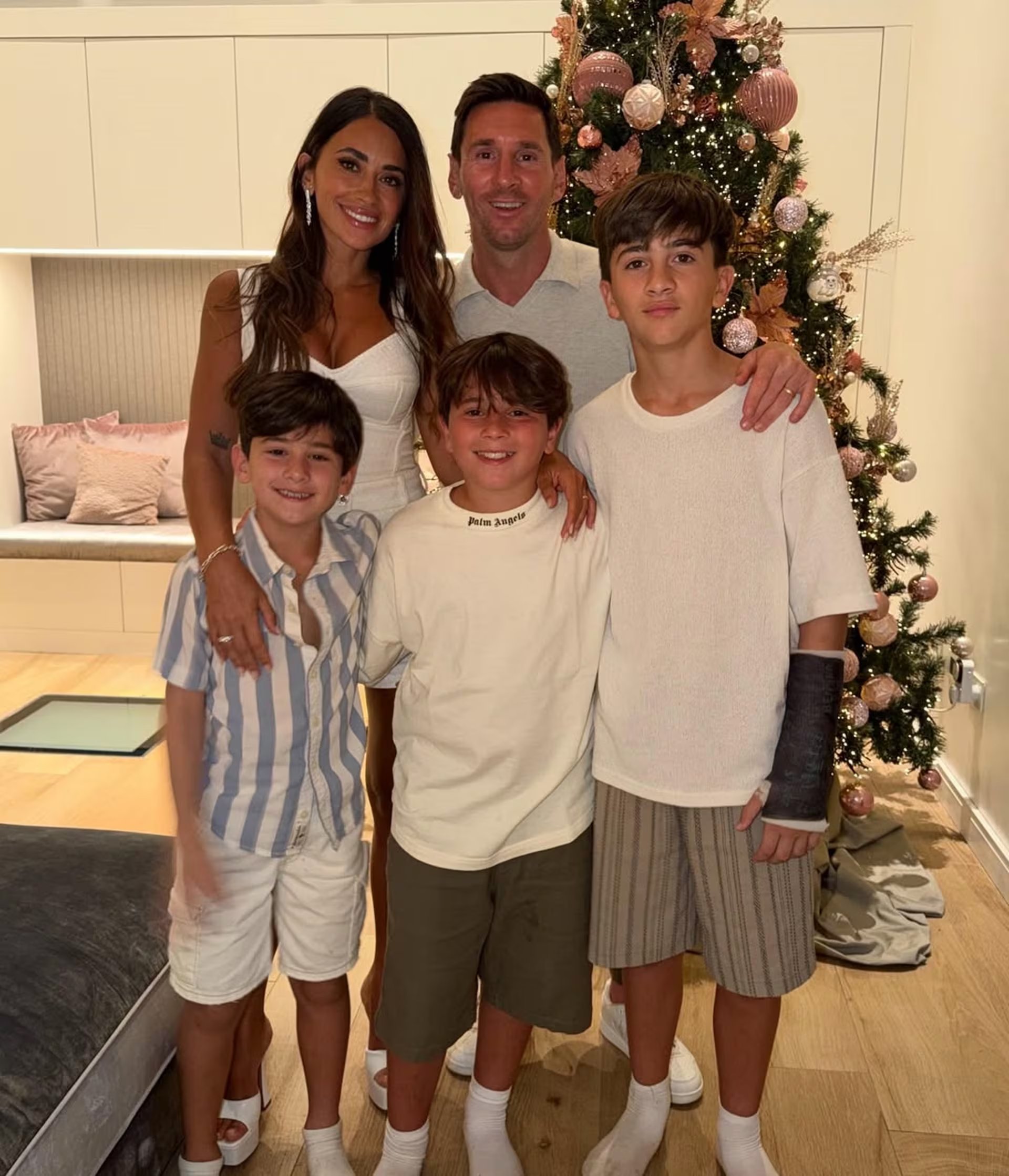Lionel messi y Antonela Roccuzzo en su foto de año nuevo con sus hijos Thiago, Mateo y Ciro