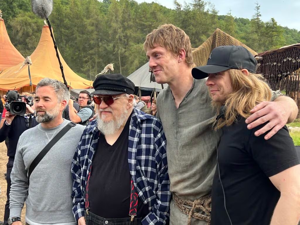 George R.R. Martin se opuso a que la serie llevara el título Dunk y Egg, defendiendo una denominación con mayor peso y formalidad