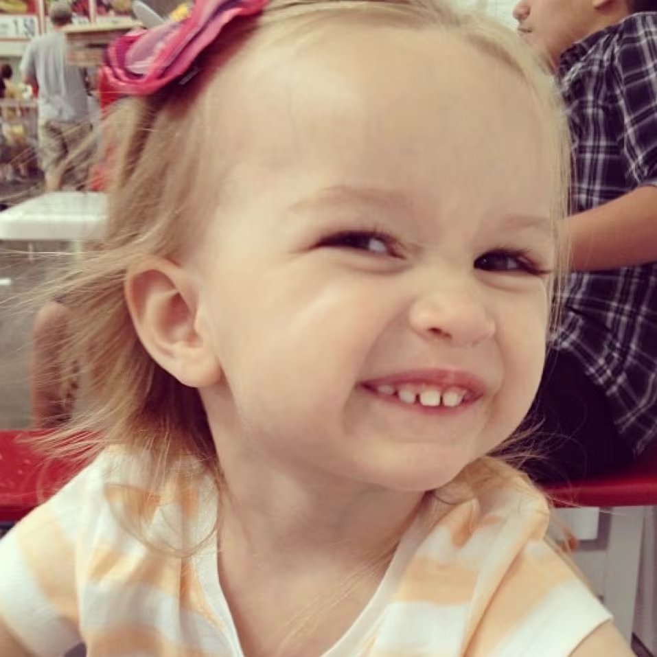 Chloe Clem en su versión sonriente