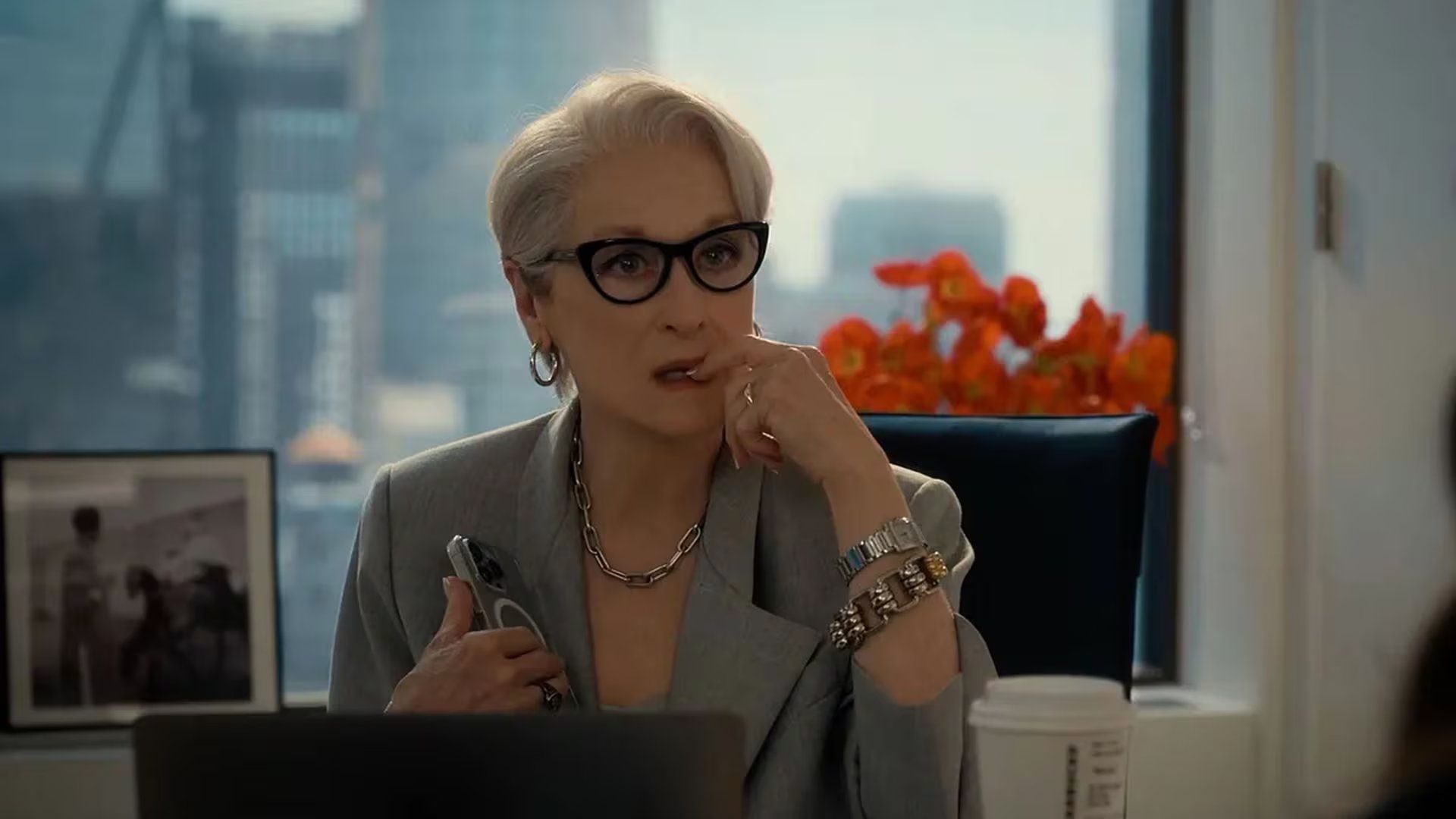 La historia sitúa a los personajes en 2026, mostrando los desafíos contemporáneos de la industria de la moda y la transformación del periodismo impreso (20th Century Studios)