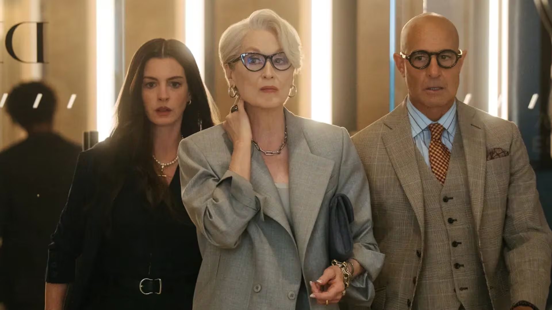 El vestuario adquiere protagonismo, destacando el estilo masculino y vintage de Andy, diseñado por Molly Rogers para reflejar su paso por el periodismo internacional (20th Century Studios)