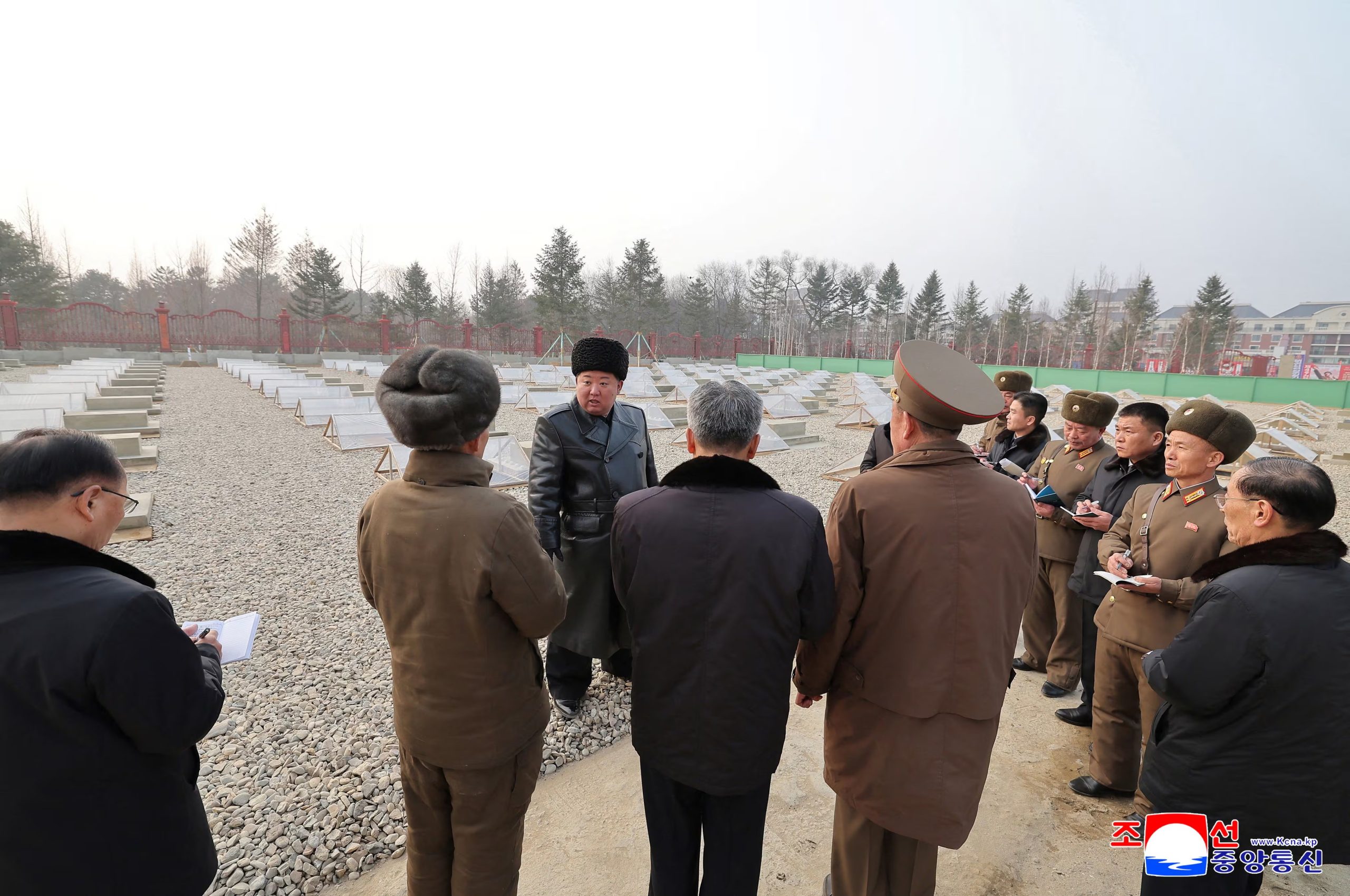 El líder norcoreano Kim Jong-un inspecciona el museo conmemorativo de las hazañas de combate en una operación en el extranjero, en Corea del Norte, el 13 de febrero de 2026 (REUTERS)