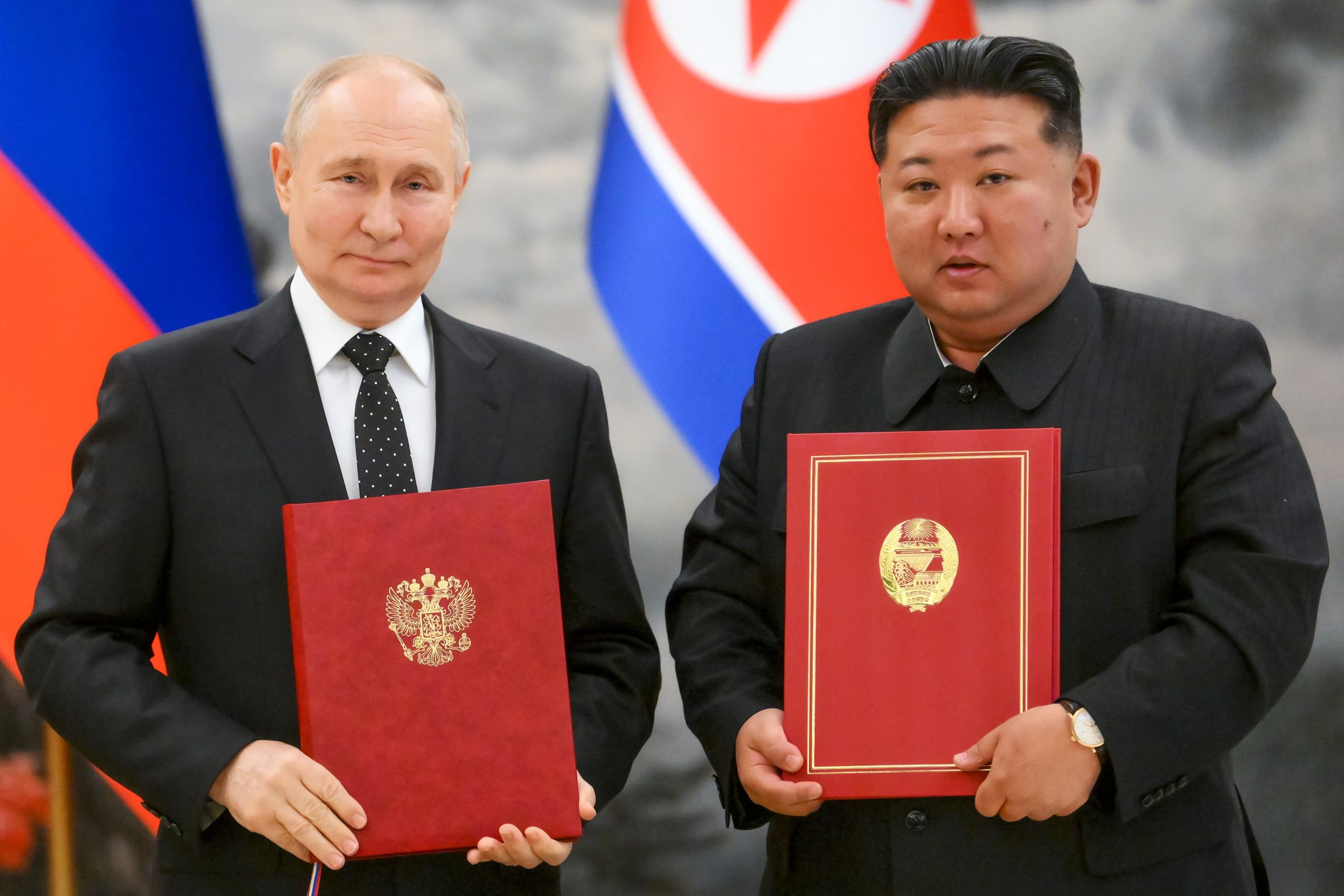 El líder ruso Vladímir Putin, a la izquierda, y su homólogo norcoreano Kim Jong Un (Kristina Kormilitsyna vía AP, Archivo)