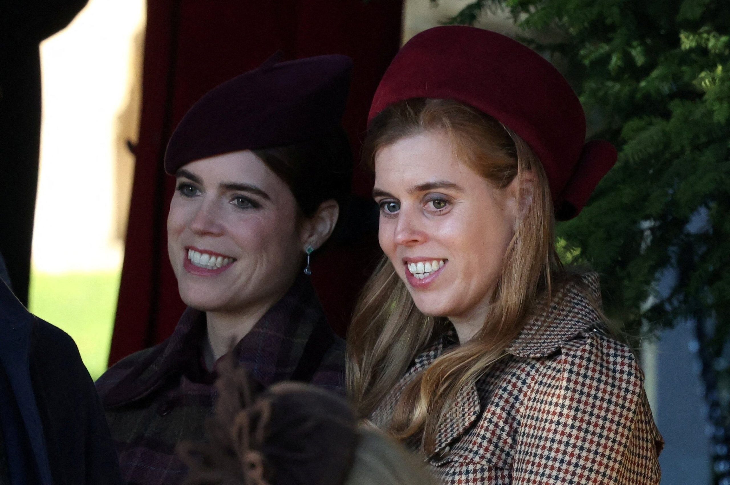 Las princesas Beatriz y Eugenia asisten al servicio del día de Navidad de la familia real inglesia en la iglesia de Santa María Magdalena, Sandringham, Reino Unido. 25 diciembre 2025. REUTERS/Hannah McKay