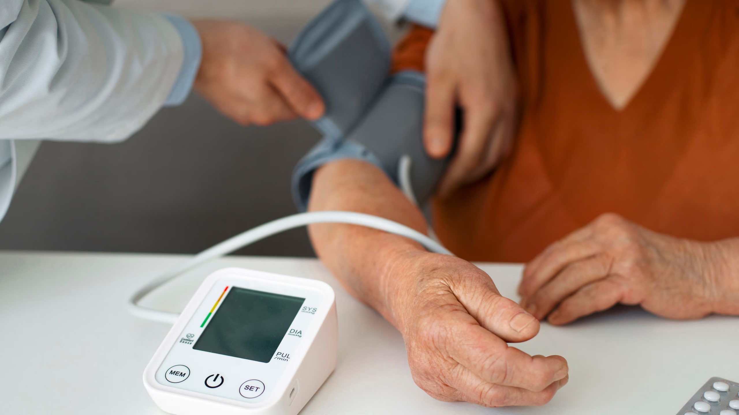 Personas con hipertensión o enfermedad renal, no deben agregar sal a la bebida. (Crédito: Freepik)