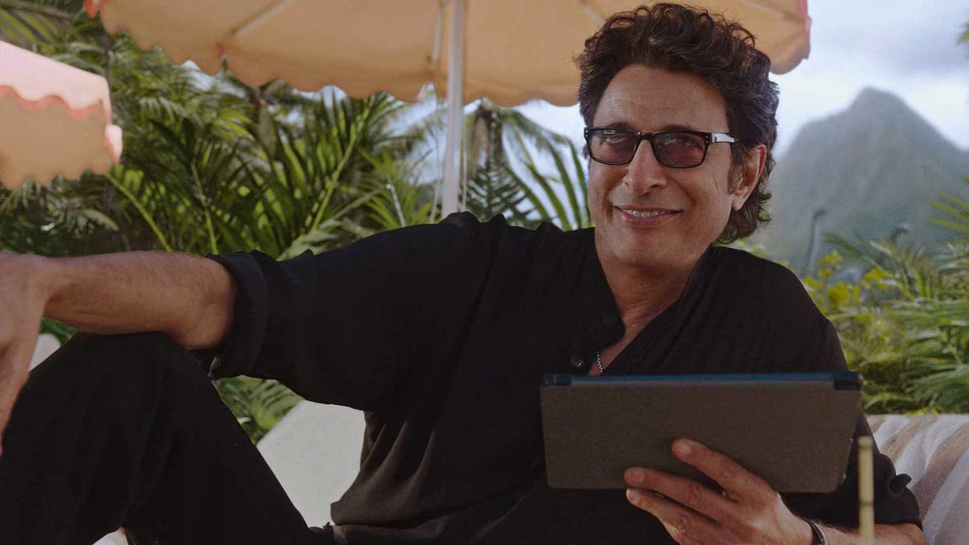 El anuncio utiliza humor y nostalgia, con Jeff Goldblum bromeando sobre la conexión Wi-Fi en el resort, para acercar la saga Jurassic Park al público actual (Xfinity)