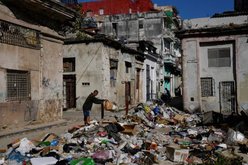 Un hombre arroja basura en una calle del centro de La Habana (REUTERS/Norlys Pérez)