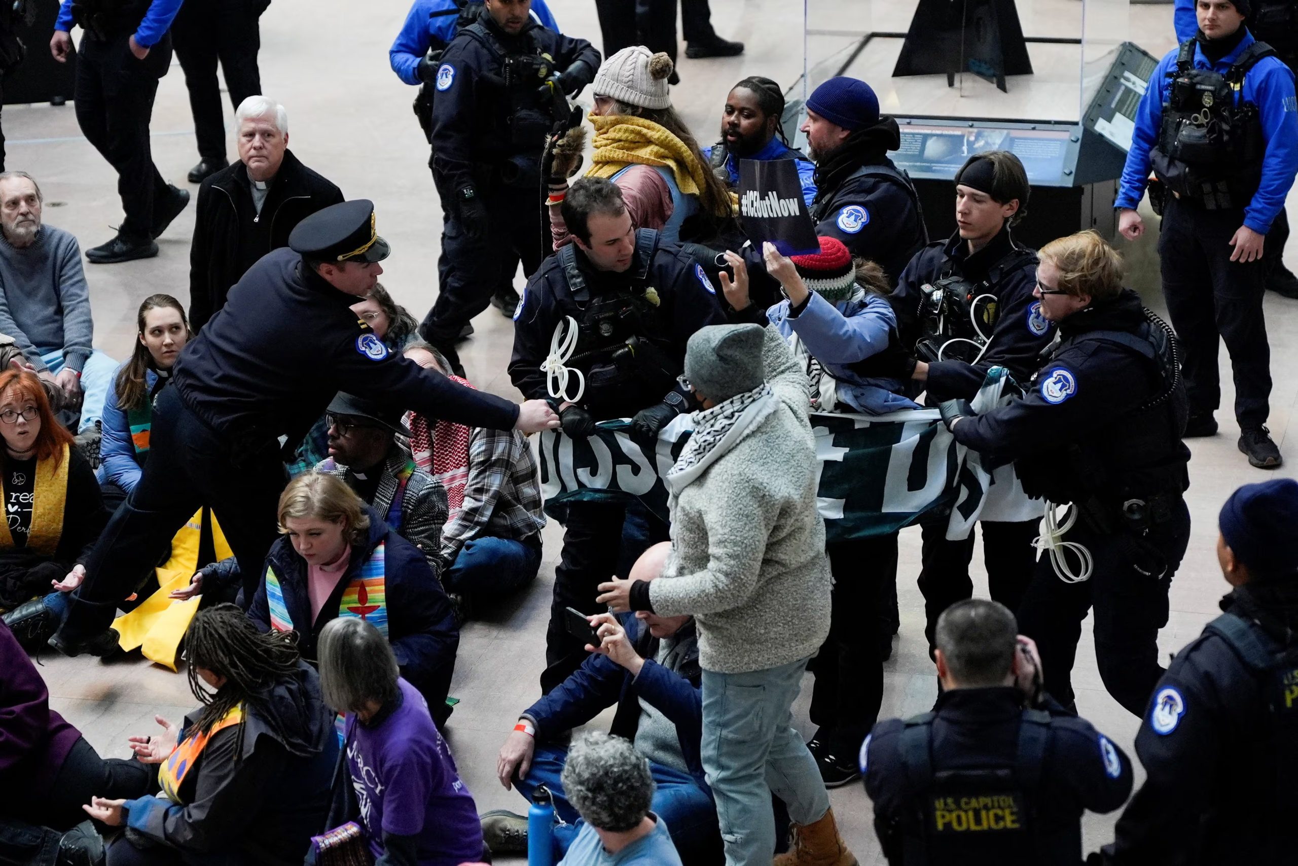 Una protesta en contra de la propuesta de ley de financiación del DHS, mientras el Congreso trabaja para resolver una disputa sobre la aplicación de la ley migratoria y evitar un inminente cierre parcial del gobierno, en el Capitolio en Washington, D.C., EE. UU., el 29 de enero de 2026. REUTERS/Kent Nishimura