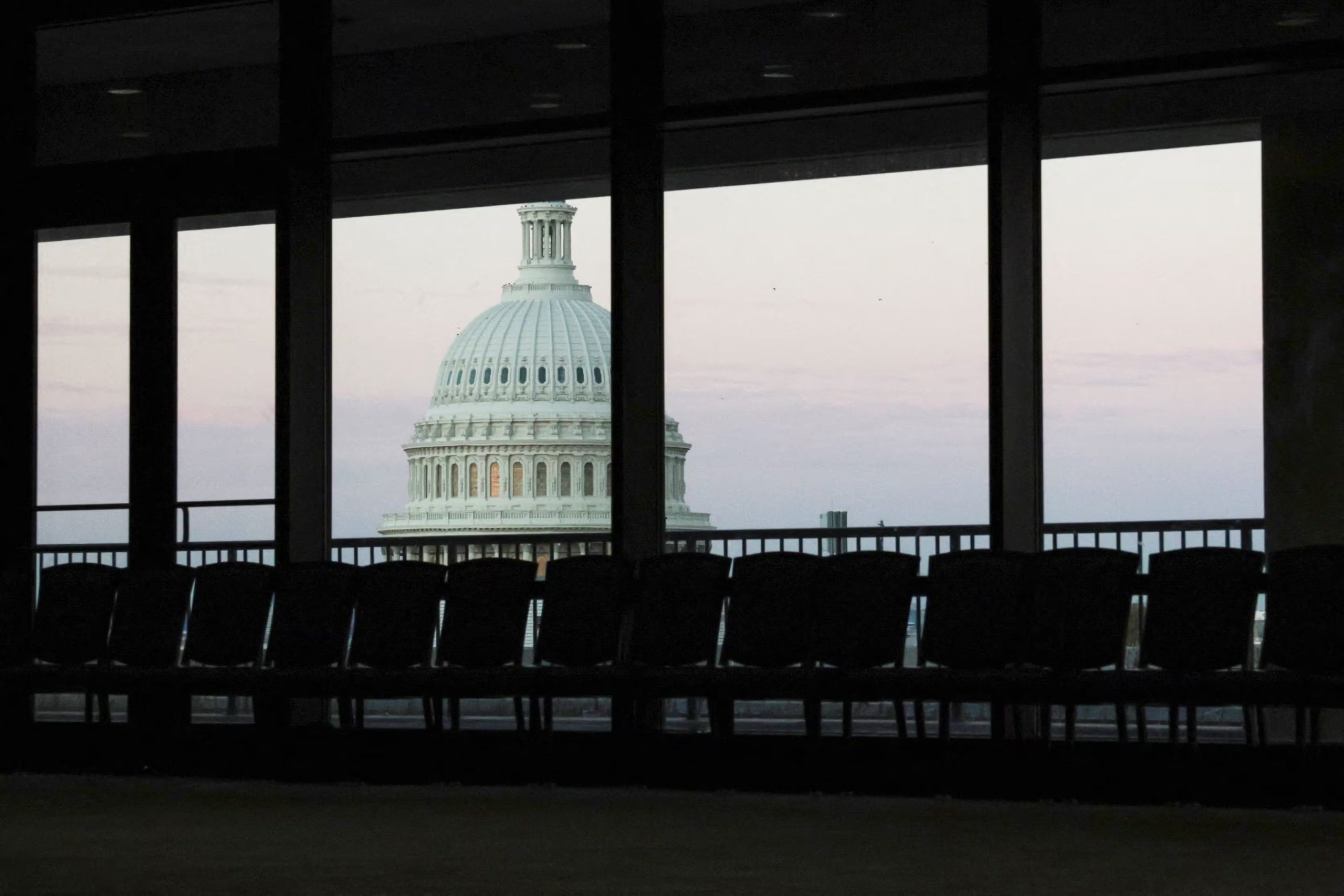 La cúpula del Capitolio de los Estados Unidos, vista desde una sala de reuniones vacía durante el cierre parcial del gobierno federal en el edificio Hart Senate Office Building en el Capitolio en Washington, D.C., EE. UU., el 7 de octubre de 2025. REUTERS/Jonathan Ernst