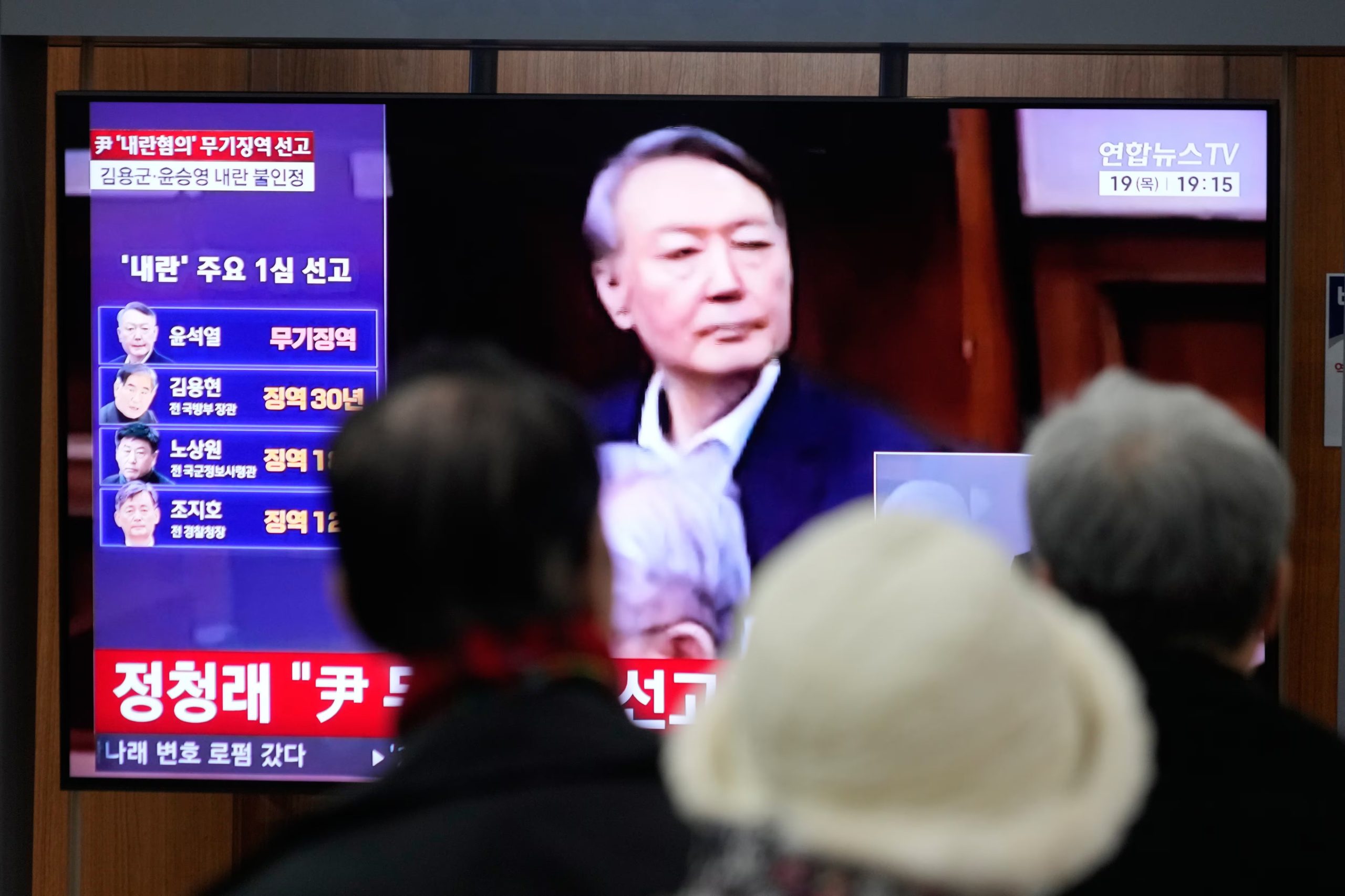 Una pantalla de televisión muestra una imagen del expresidente de Corea del Sur Yoon Suk Yeol durante un noticiero, en la estación de tren de Seúl, Corea del Sur, el 19 de febrero de 2026. (AP Foto/Ahn Young-joon)
