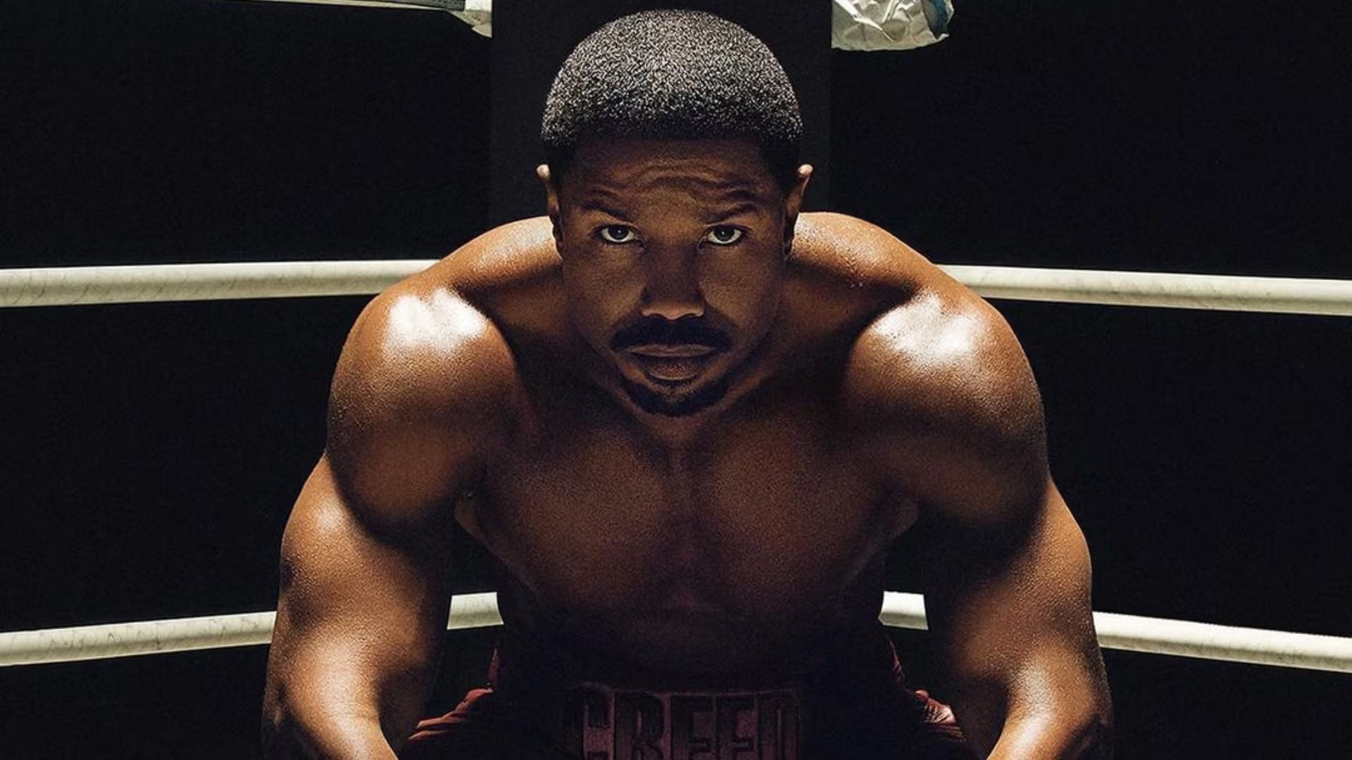 La doble actuación de Michael B. Jordan obligó a alternar entre registros emocionales y físicos en jornadas de filmación extenuantes
(Créditos: Warner Bros. Pictures)