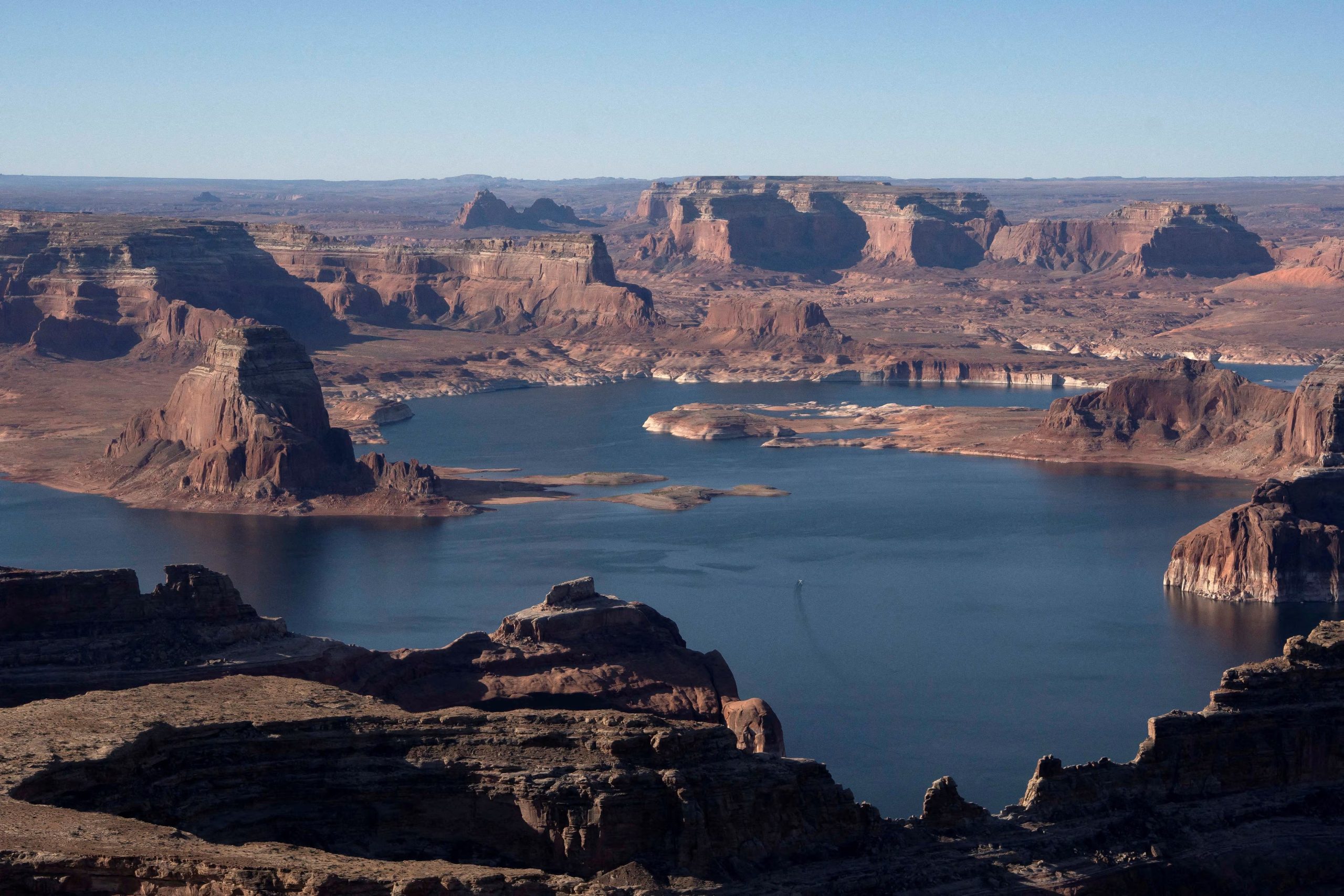 El nivel del lago Powell podría caer por debajo del umbral necesario para generar energía en la represa Glen Canyon por primera vez en la historia (REUTERS/Rebecca Noble/File Photo)