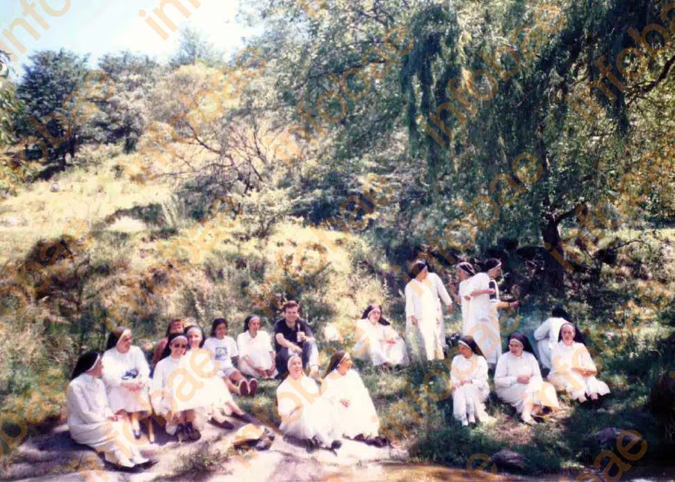 Febrero 1992. Mercedes con su congregación en Calmayo, Córdoba. Junto a ella, tomando mate, está Daniel