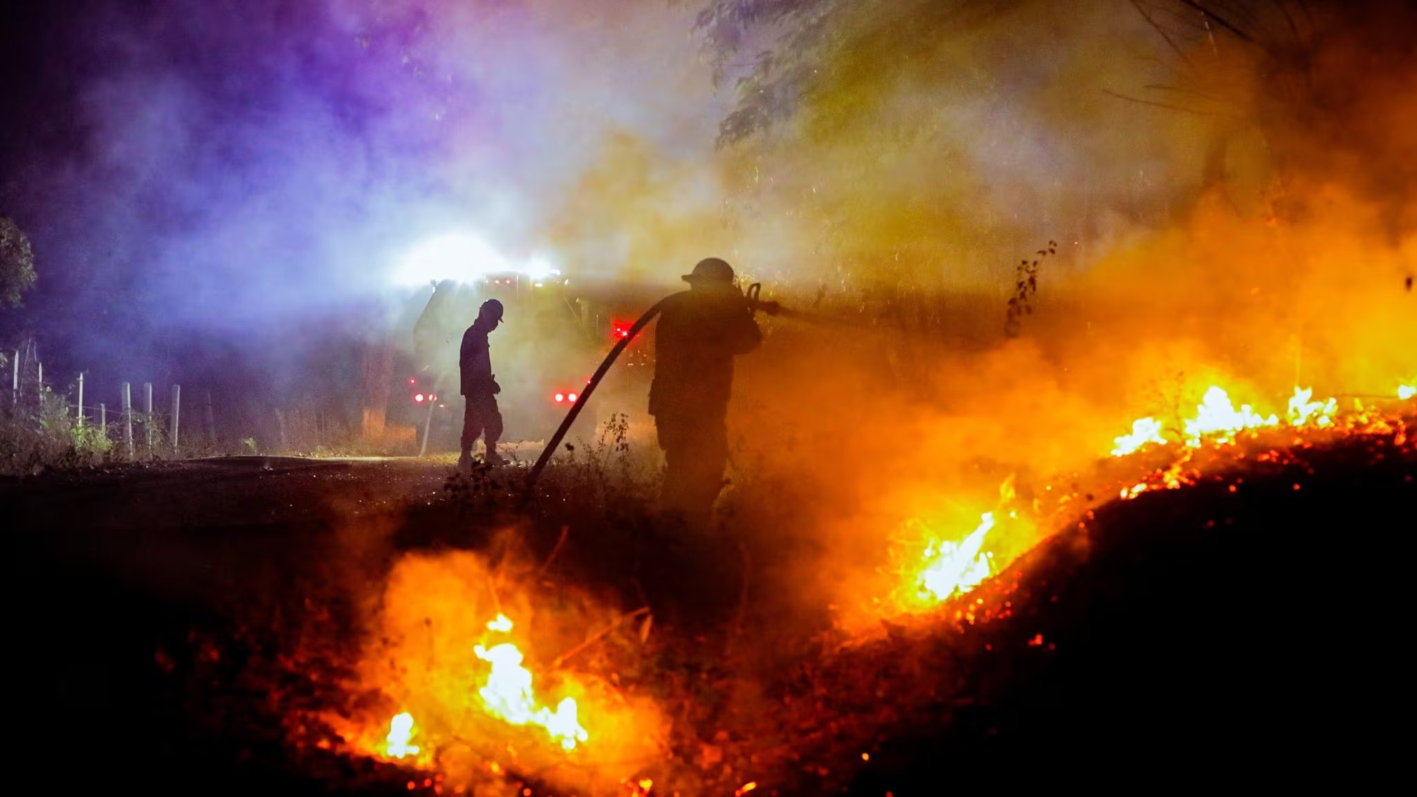 El Ministerio de Medio Ambiente emitió alerta por intensos vientos del norte que incrementan el riesgo de incendios forestales en El Salvador. Foto cortesía Bomberos