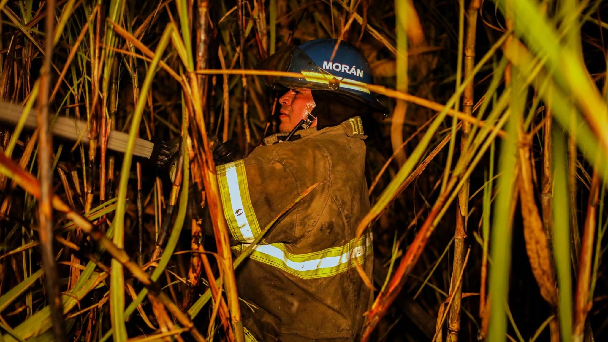 Bomberos de El Salvador logran controlar siete incendios reportados en diversas zonas del país sin registrar víctimas. Foto cortesía Bomberos