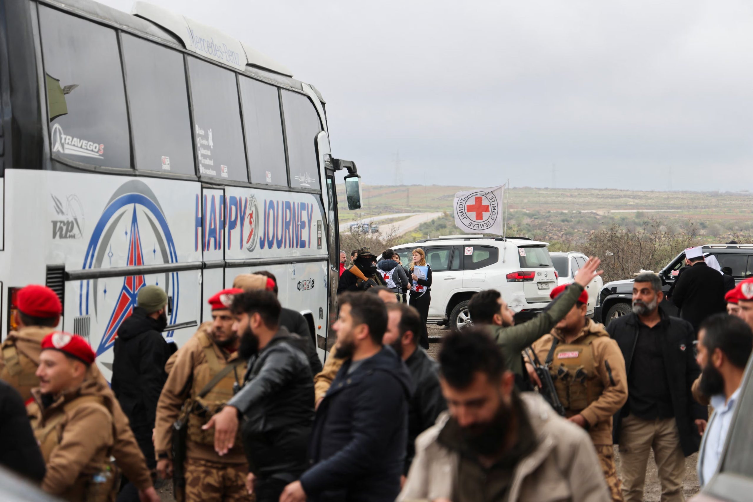 Miembros de la policía militar se encuentran frente a un autobús que transporta detenidos liberados durante un intercambio de prisioneros entre el gobierno sirio y facciones drusas, en Sweida, Siria, el 26 de febrero de 2026. REUTERS/Omar Alwan