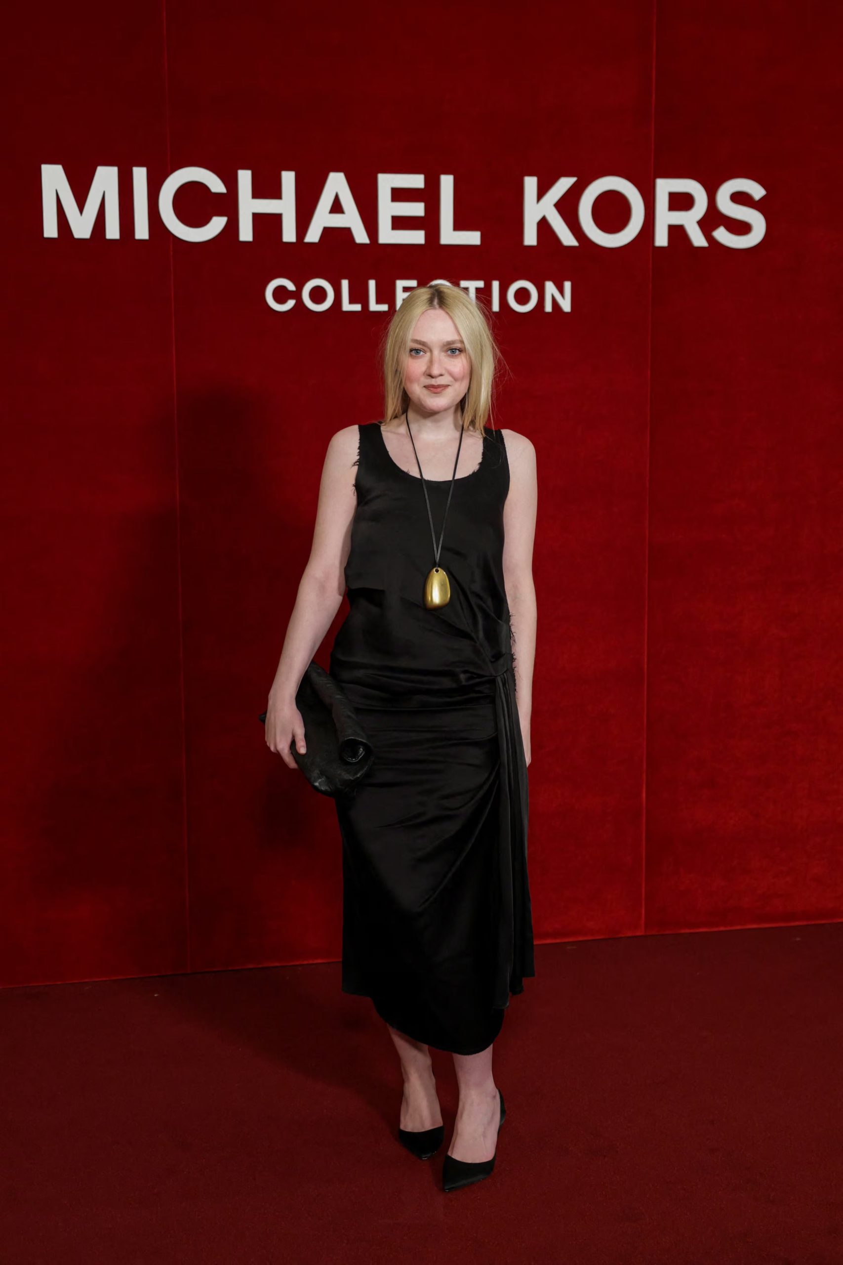 Conjunto negro de dos piezas y blusa satinada en el desfile de Michael Kors en Nueva York (REUTERS/Jeenah Moon)