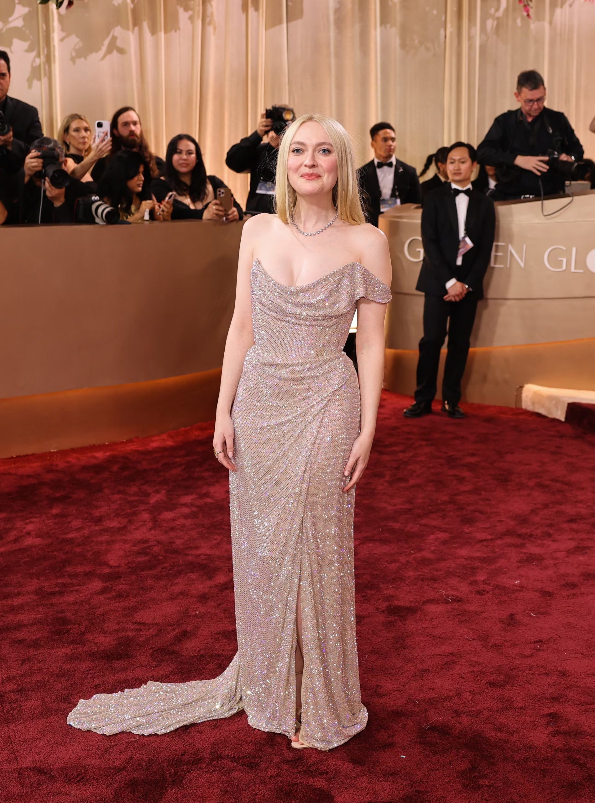 Vestido largo nude de lentejuelas y escote palabra de honor en los Golden Globes 2026 (REUTERS/Daniel Cole)