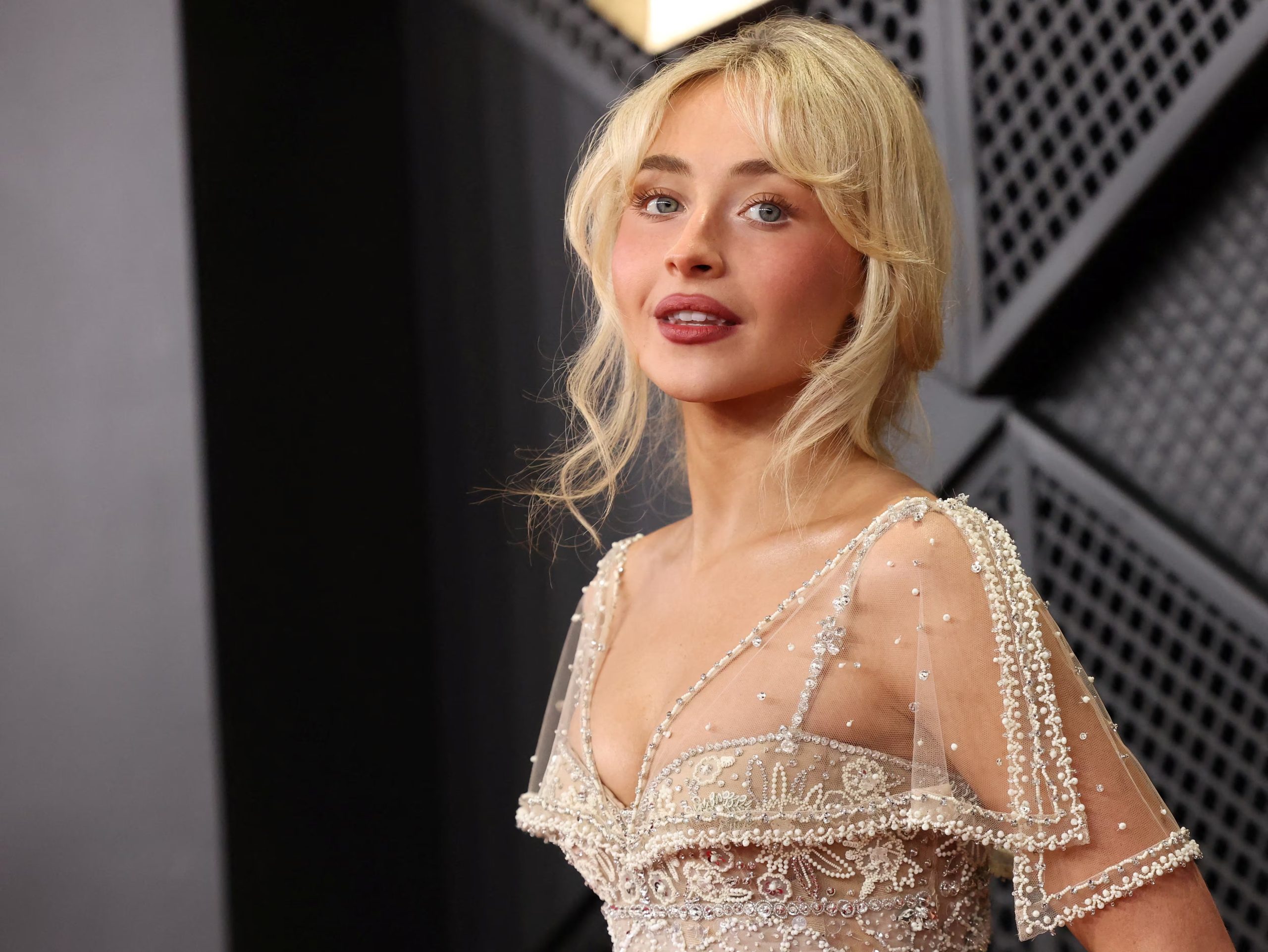 Sabrina Carpenter en la alfombra roja de la ceremonia de los Premios Grammy 2026 en Los Ángeles