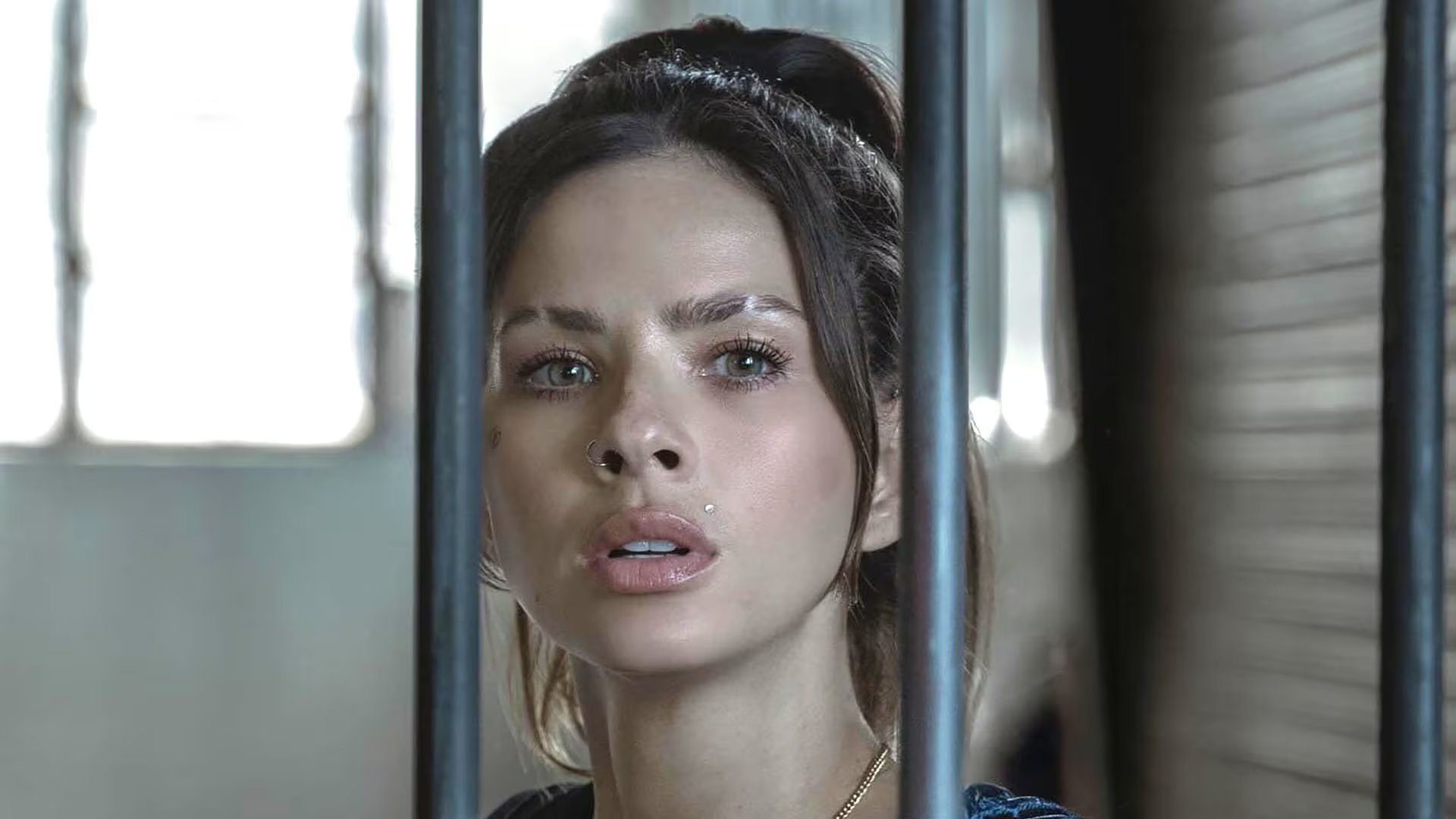 La reconocida actriz China Suárez cautiva con una intensa expresión de asombro y vulnerabilidad, mostrándose detrás de unas rejas como parte de su nuevo proyecto 