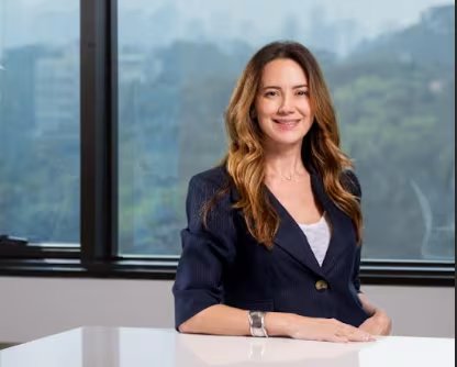 La familia representa un pilar fundamental y en el camino se destaca el desafío de equilibrar las demandas profesionales y personales.