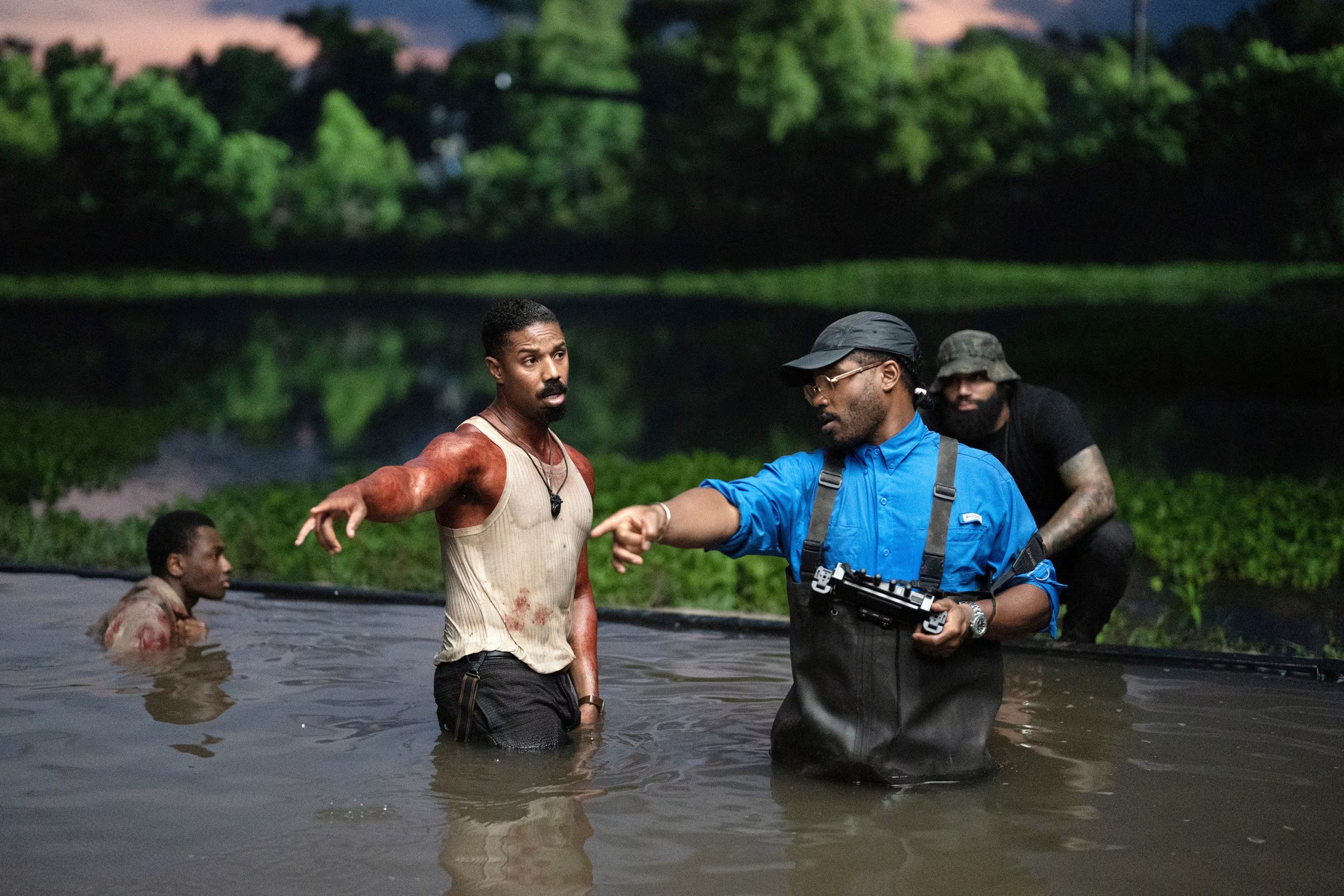 Esta imagen publicada por Warner Bros. Pictures muestra al actor Michael B. Jordan, a la izquierda, y al director, guionista y productor Ryan Coogler en el set de 