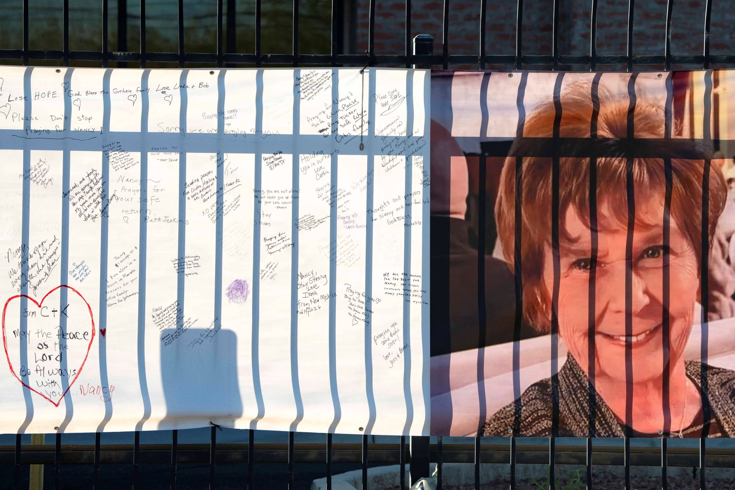 Una pancarta con una creciente colección de buenos deseos de sus simpatizantes dice 