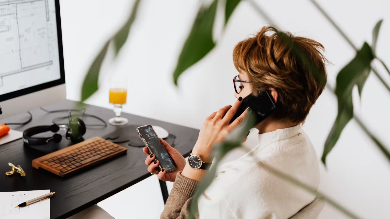 La cultura de la productividad constante ha provocado que cada vez más personas perciban el descanso como algo negativo. (Canva)