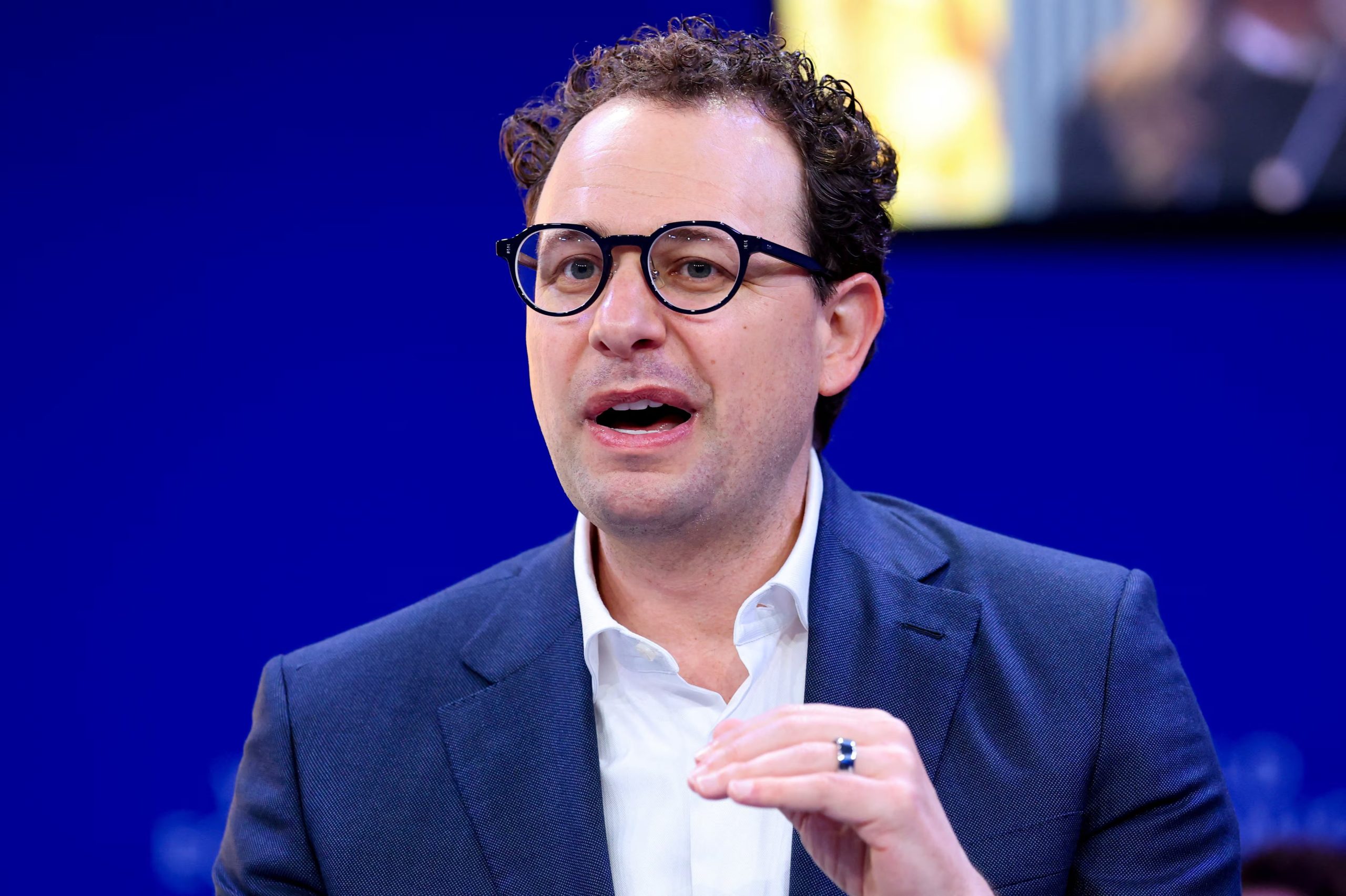 El CEO de Anthropic, Dario Amodei, también hizo advertencias públicas sobre los peligros de desarrollar tecnología sin un marco ético sólido (REUTERS/Denis Balibouse)