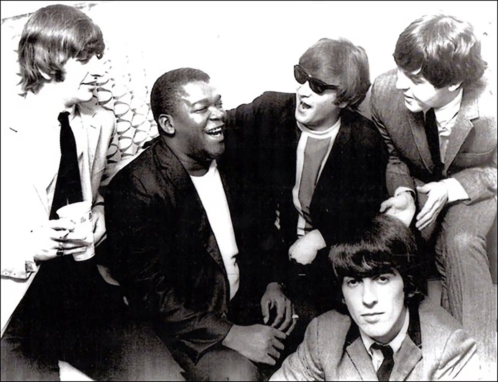 El pionero del rock and roll Fats Domino comparte un momento único con miembros de The Beatles 