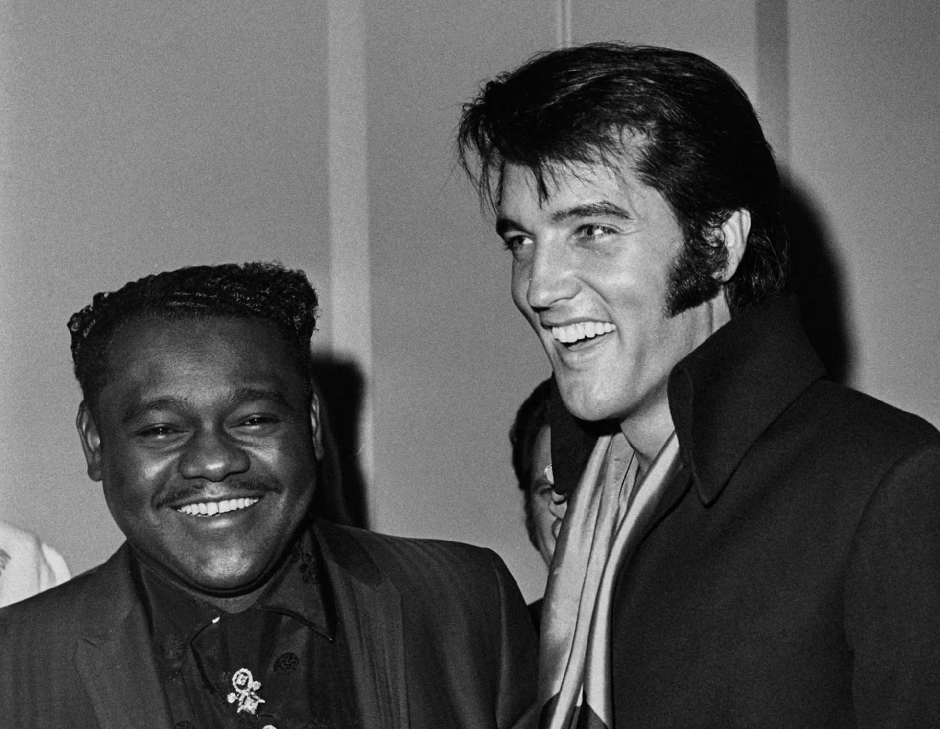 Junto a Elvis Presley en un momento de camaradería y en un encuentro icónico para la música 
