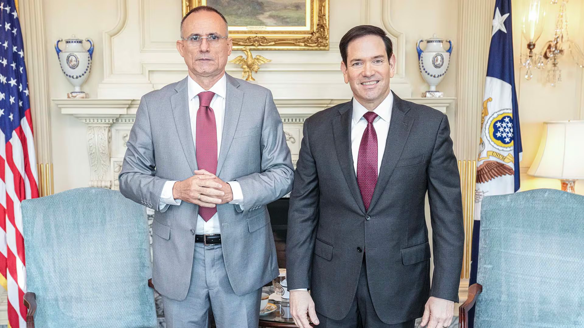 Fotografía publicada en la cuenta oficial del secretario de Estado de Estados Unidos, Marco Rubio (d) donde aparece junto al líder opositor cubano José Daniel Ferrer (i) (EFE/ @SecRubio/Archivo)