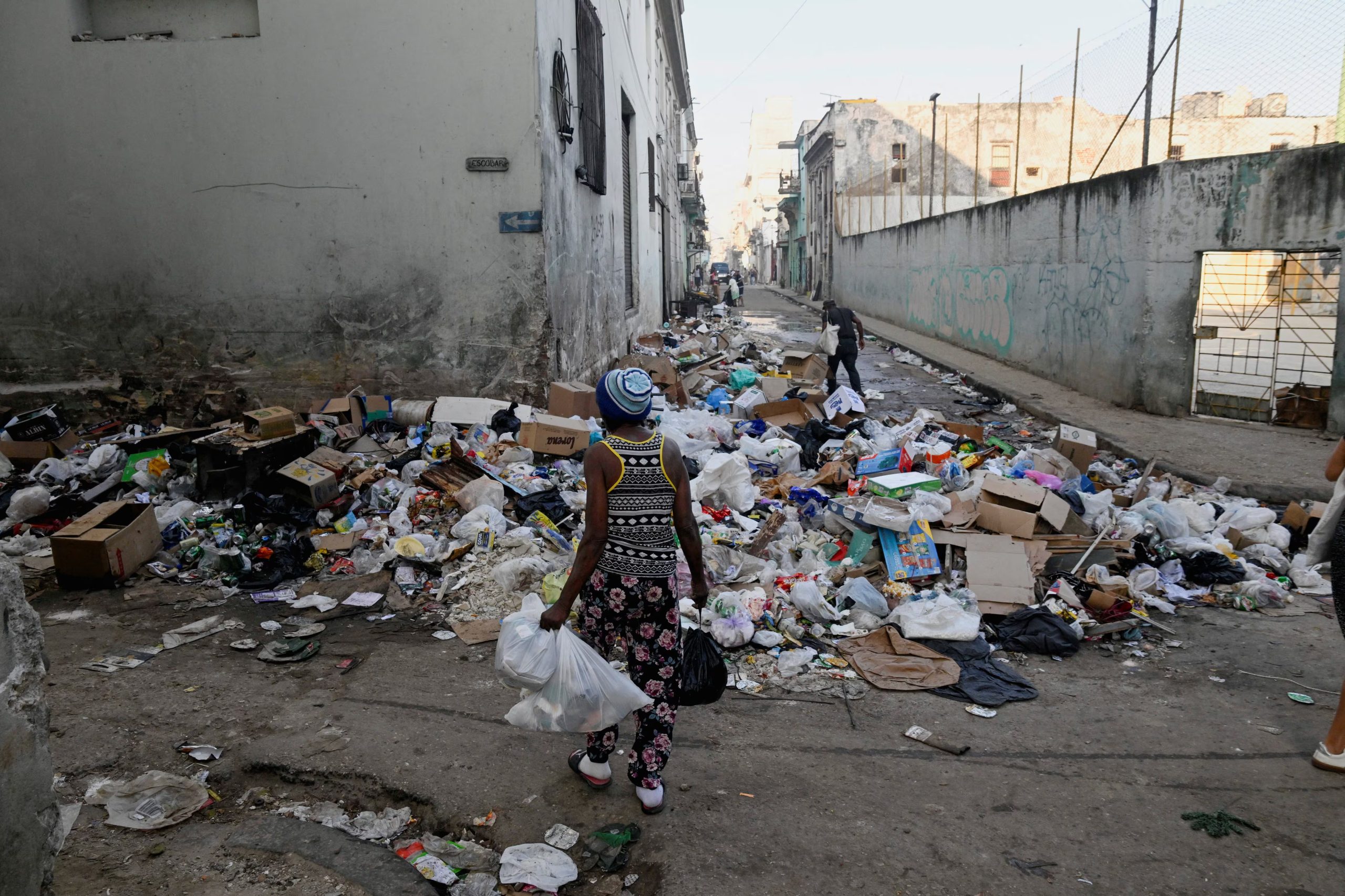 Una mujer se prepara para tirar basura en una calle del centro de La Habana, Cuba, 16 de febrero de 2026. REUTERS/Norlys Perez