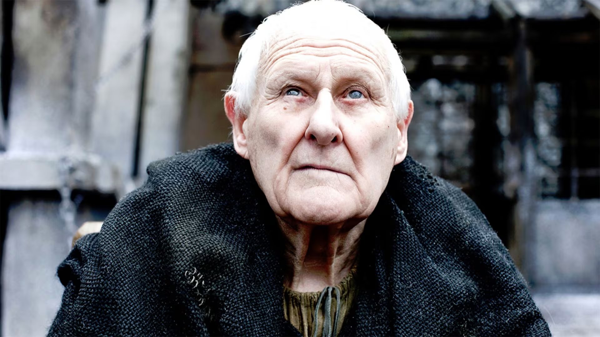 Aemon Targaryen, el sabio maestre de la ciudadela, es además el hermano mayor de Egg. Rechazó su derecho al trono y terminó convirtiéndose en Guardia de la Noche 