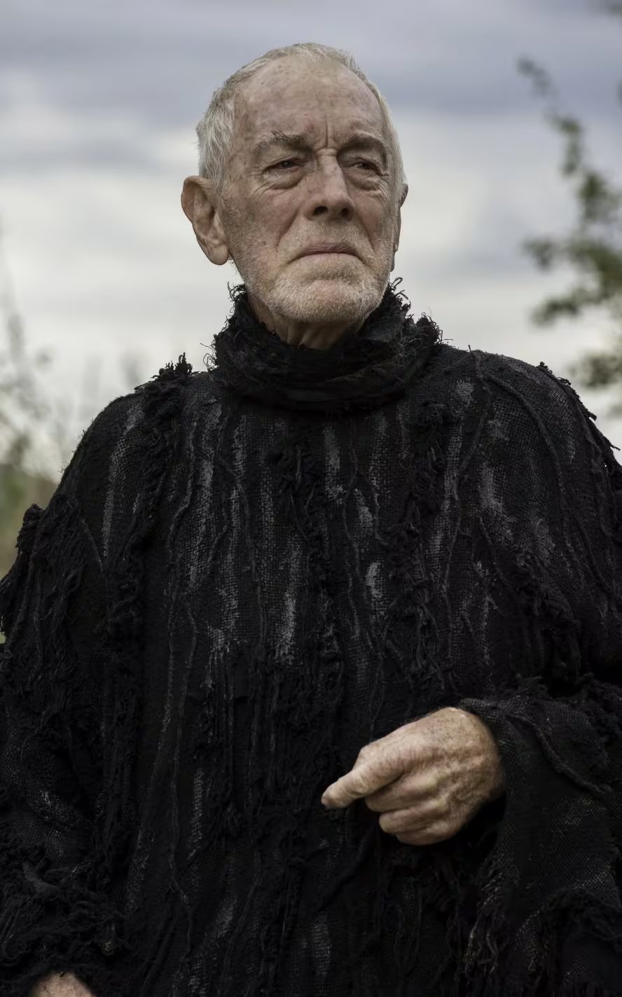 Bloodraven, el misterioso hombre que ayuda a despertar los poderes de Bran Stark, fue enviado a la Guardia de la Noche por el mismo Egg