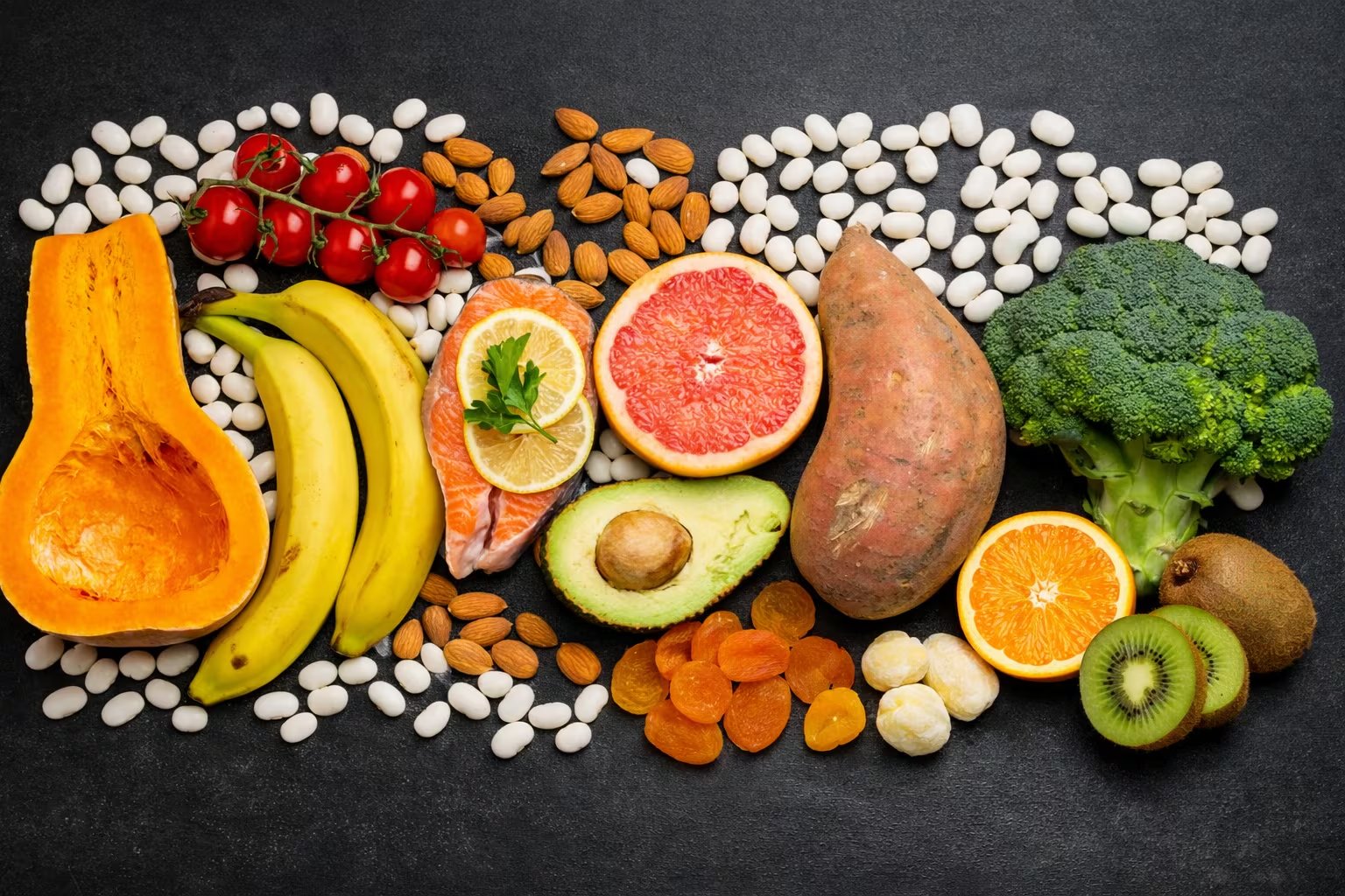 El potasio puede ayudar a reducir la presión arterial en personas hipertensas, pero los especialistas advierten que no previene la diabetes ni la hipertensión y que su consumo en suplementos debe ser supervisado por un médico, especialmente en pacientes con daño renal