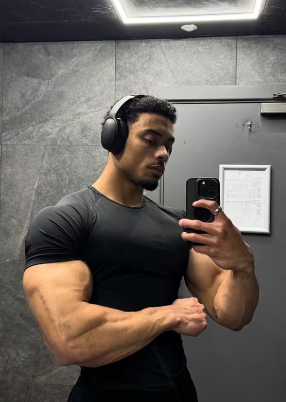 Gruszka se convirtió en referente internacional por mostrar avances constantes en fuerza y apariencia sin sacrificar ninguno de los dos aspectos (@jeffrey.zka)