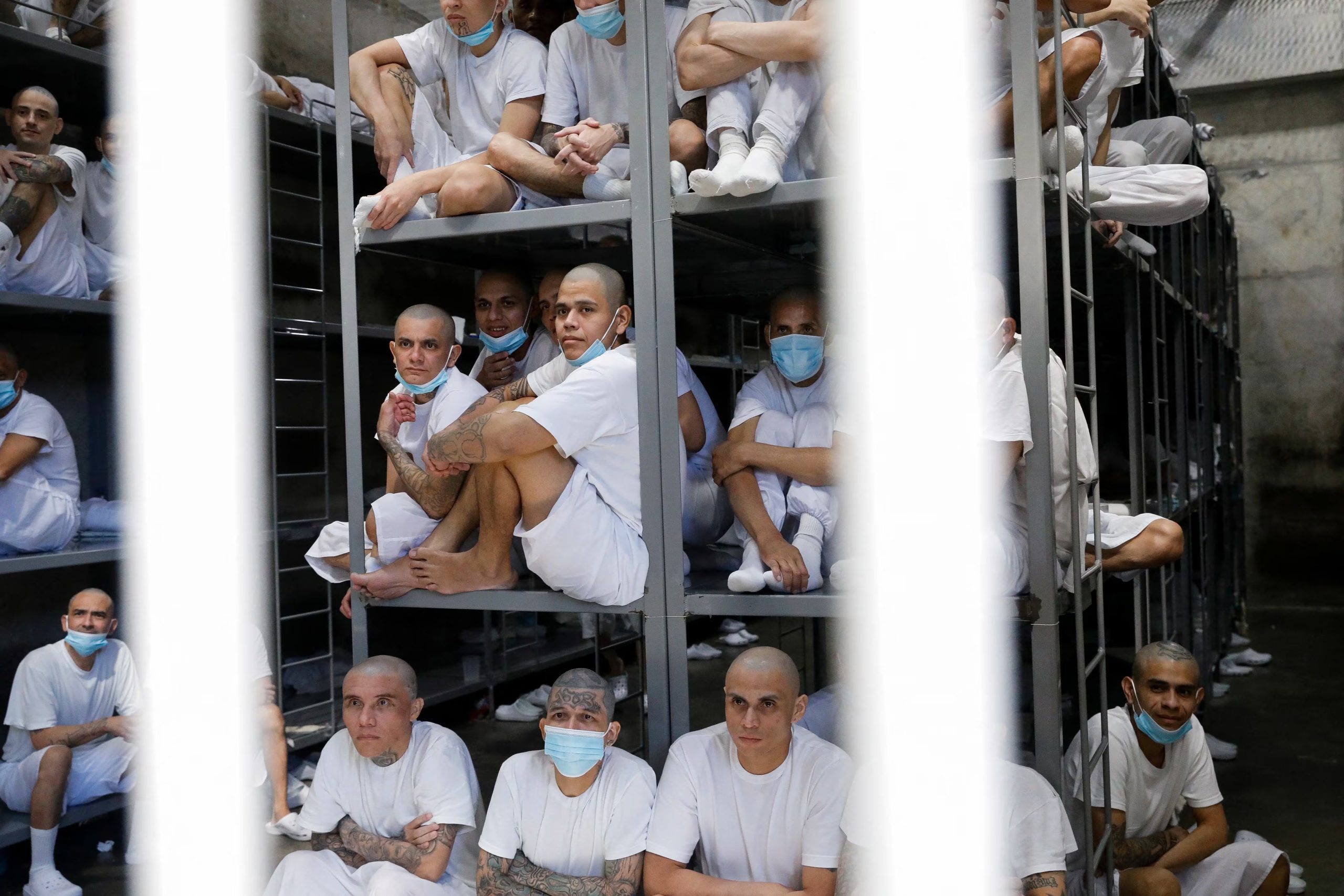 Los presos miran desde una celda durante una visita del ministro de Justicia y Seguridad Pública de El Salvador, Gustavo Villatoro, y el presidente electo de Chile, José Antonio Kast (no en la foto), al Centro de Confinamiento del Terrorismo en Tecoluca, El Salvador, el 30 de enero de 2026. REUTERS/Jose Cabezas
